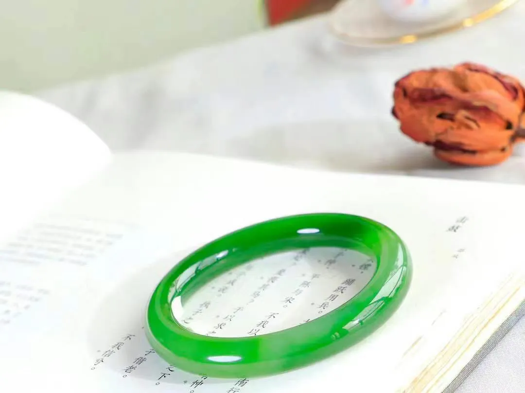 【温润如心.镯】

精品和田玉碧玉圆条手镯，精选上等碧玉料，色泽清透，质地细腻。佩戴它，感受千年玉文化的温润与优雅，愿它为您带来平安与幸福。重52克  尺寸56-10.2-9.8mm 89402954A