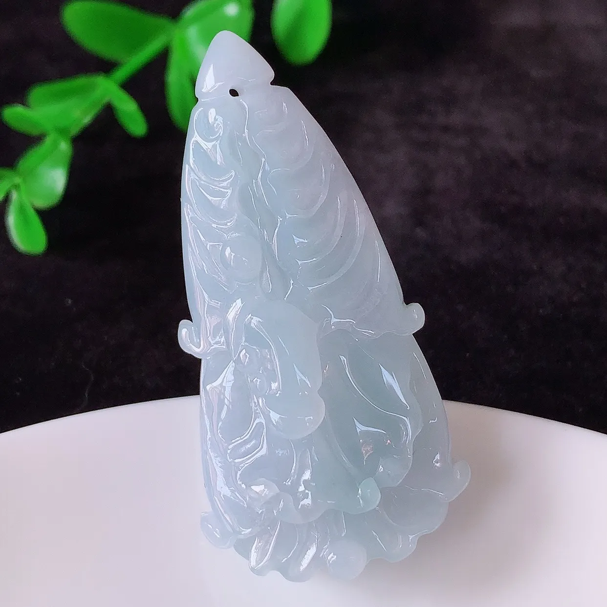 自然光实拍，冰润冰糯种紫罗兰翡翠招百财白菜吊坠，百财聚来，财源滚滚，色泽鲜艳，精工水润的白菜，性价比