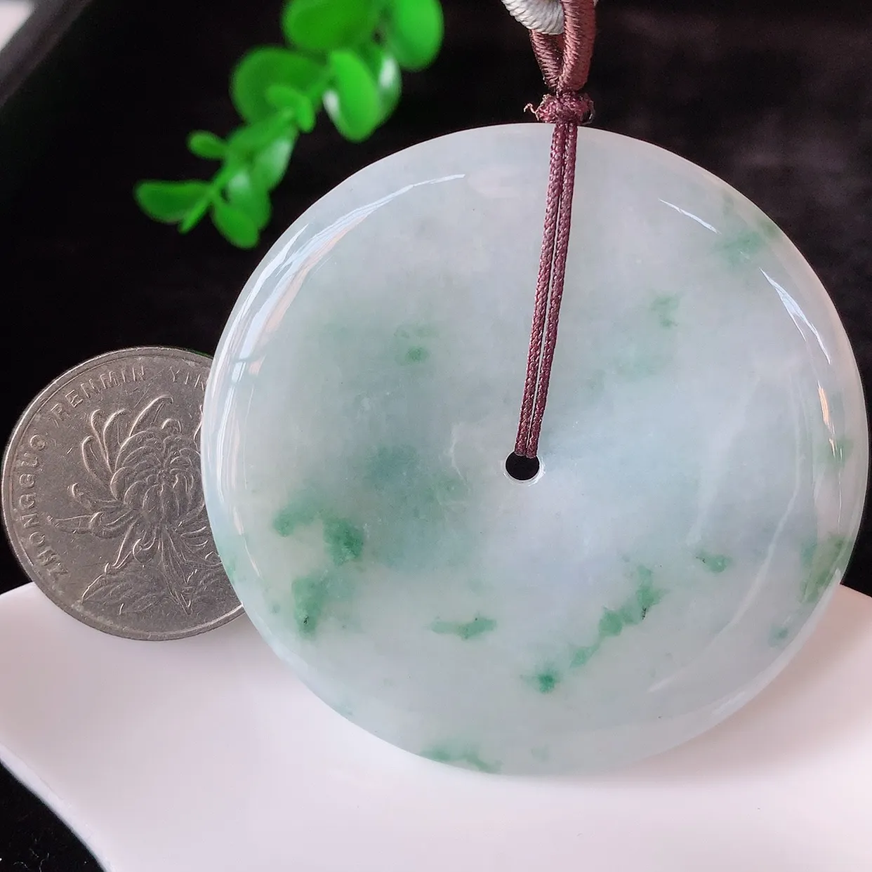自然光实拍，大件冰糯种飘绿花翡翠平安扣吊坠，翡翠平安扣，冰透，灵动飘逸，寓意平平安安，平安扣佩戴端庄漂亮！#46.24