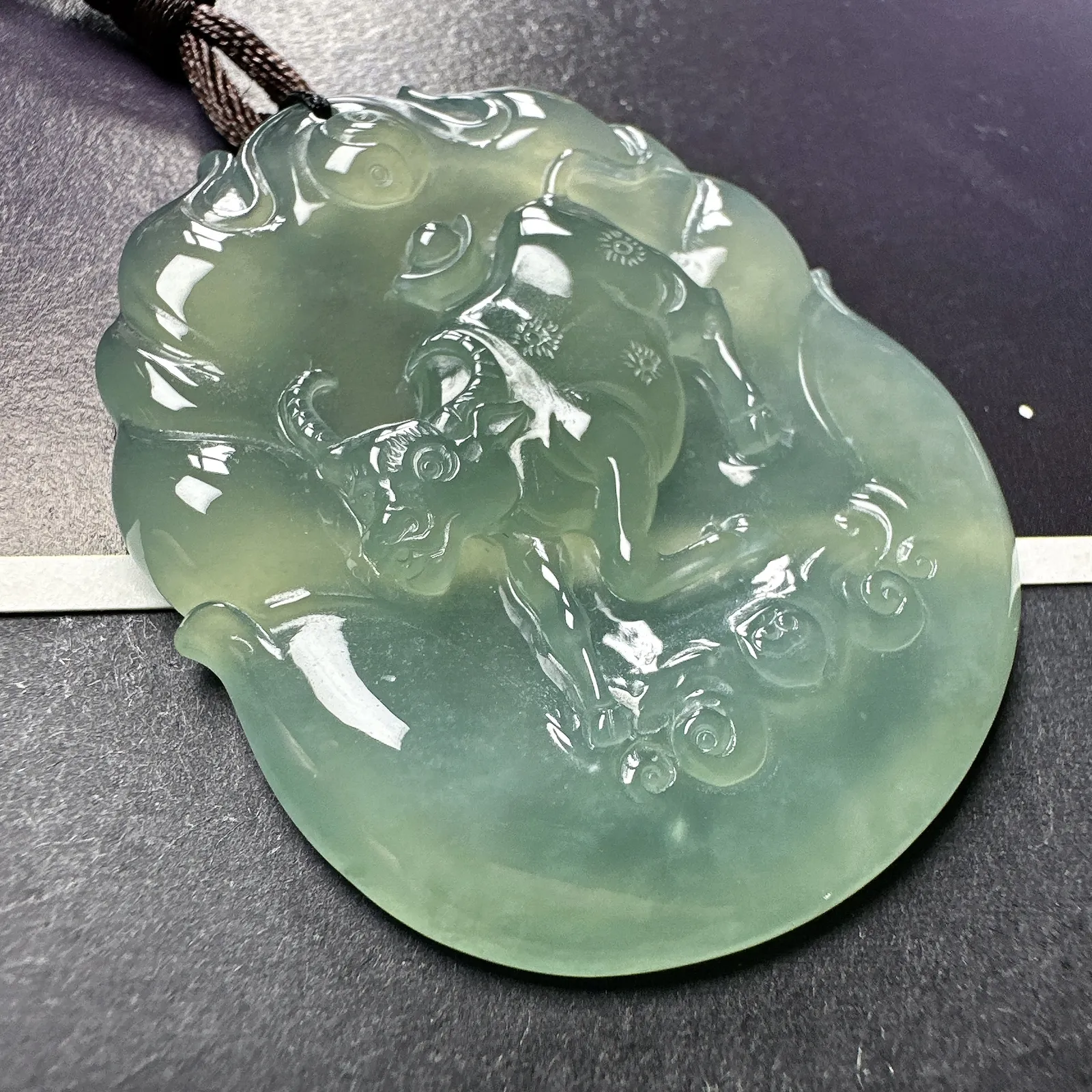 【冰种晴底牛转乾坤】质地冰润细腻，种老起光，冰润十足