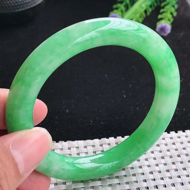 自然光56.5/10.8/10.5老坑精美温润满绿阳绿圆条手镯翡翠玉镯美人镯