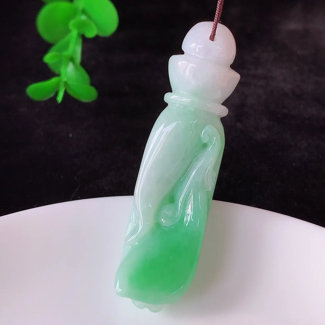 自然光实拍，冰润冰糯种飘阳绿翡翠佛手吊坠，种老水足，翠色灵动，寓意美好，佩戴时尚出众！#46.24