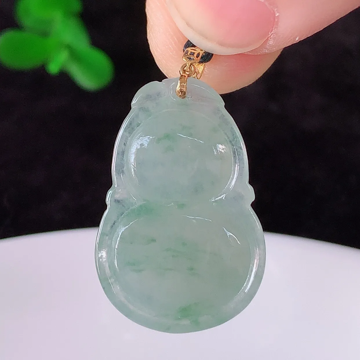 自然光实拍，18K金镶嵌冰种飘绿翡翠葫芦吊坠，翡翠葫芦，寓意福禄双全，财源滚滚，佩戴效果优雅迷人！#49.24