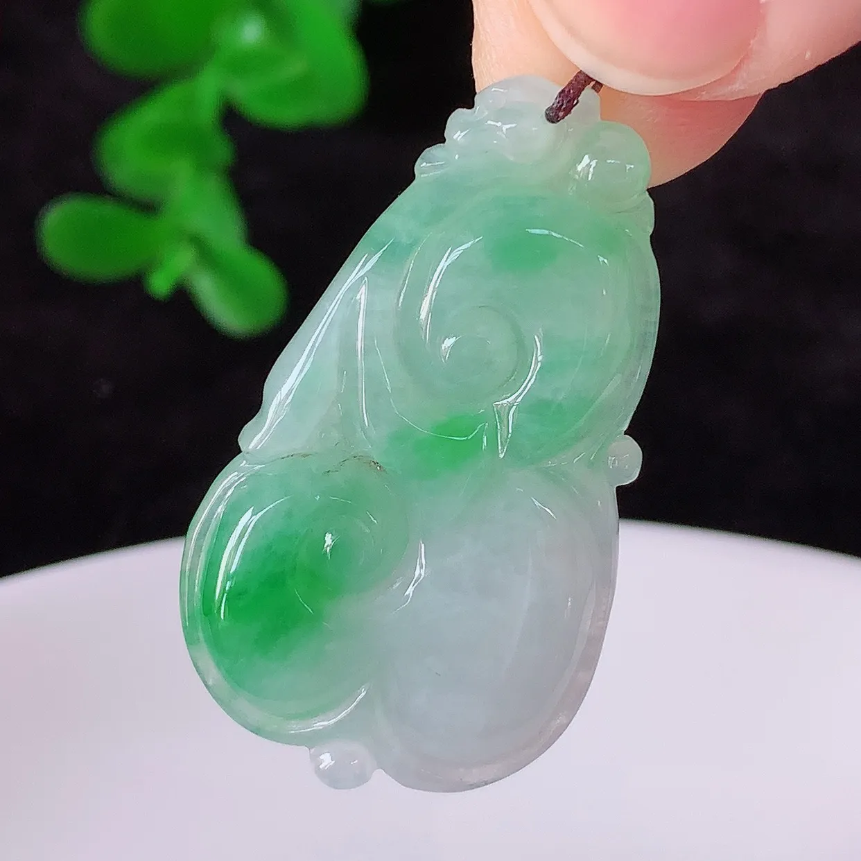 自然光实拍，冰糯种飘阳绿翡翠如意吊坠，翡翠如意，上身效果非常美，饱满大气，工艺美，万事如意，如意一生