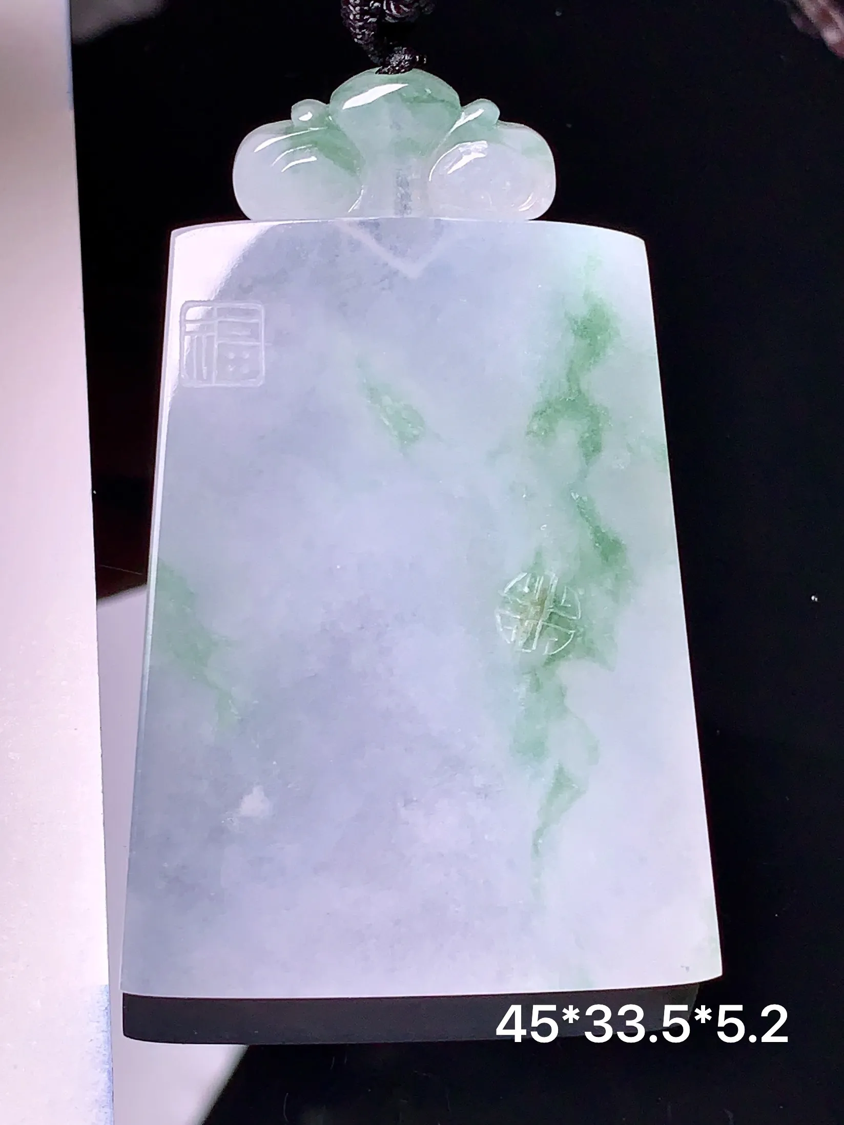 飘绿无事牌吊坠 玉质细腻 水润亮眼  整体尺寸45*33.5*5.2