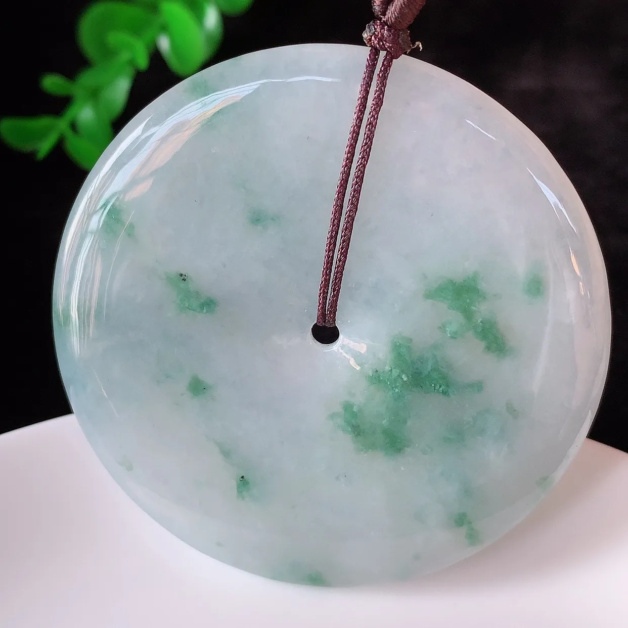 自然光实拍，大件冰糯种飘绿花翡翠平安扣吊坠，翡翠平安扣，冰透，灵动飘逸，寓意平平安安，平安扣佩戴端庄漂亮！#46.24