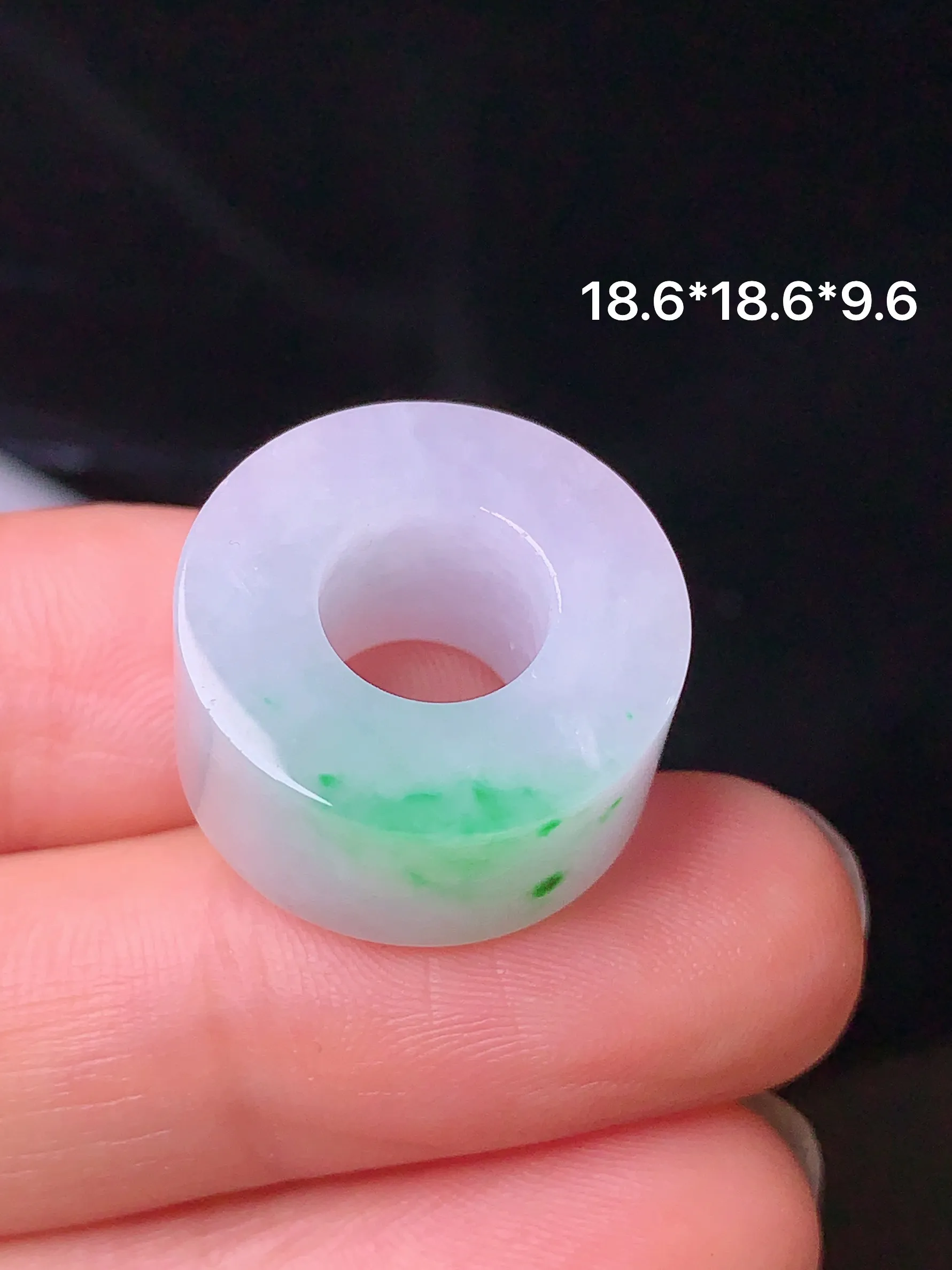 飘绿路路通吊坠 玉质细腻 水润亮眼  整体尺寸18.6*18.6*9.6