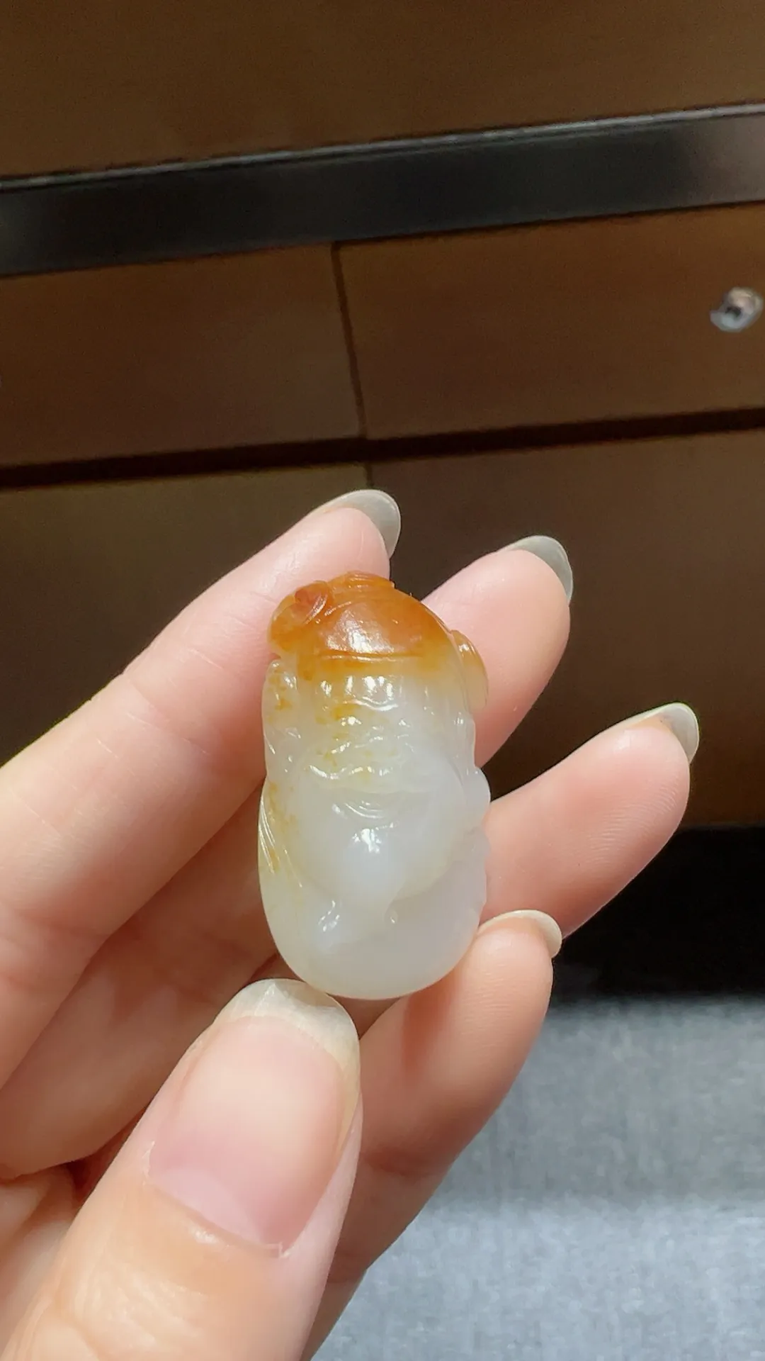 籽料｜红皮财神 大师作品

重11.7克 尺寸32*21*11.5m m