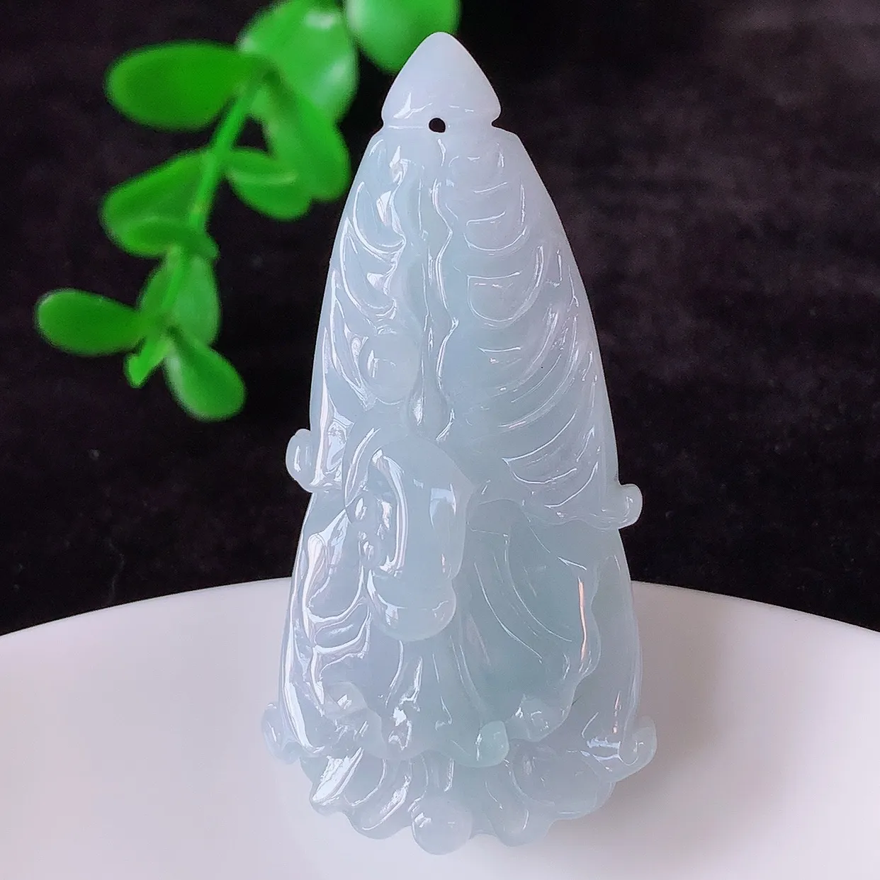 自然光实拍，冰润冰糯种紫罗兰翡翠招百财白菜吊坠，百财聚来，财源滚滚，色泽鲜艳，精工水润的白菜，性价比高！#41.24