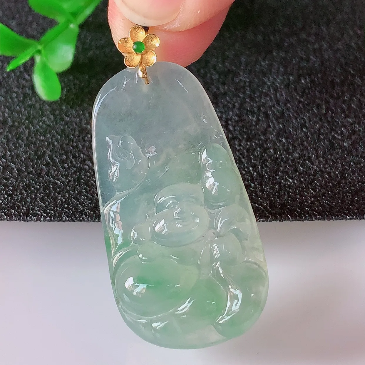 自然光实拍，18K金镶嵌冰种飘绿翡翠冰胶逍遥布袋佛吊坠，代代有钱，水足丰盈，盈满欢喜，配戴送礼佳品！