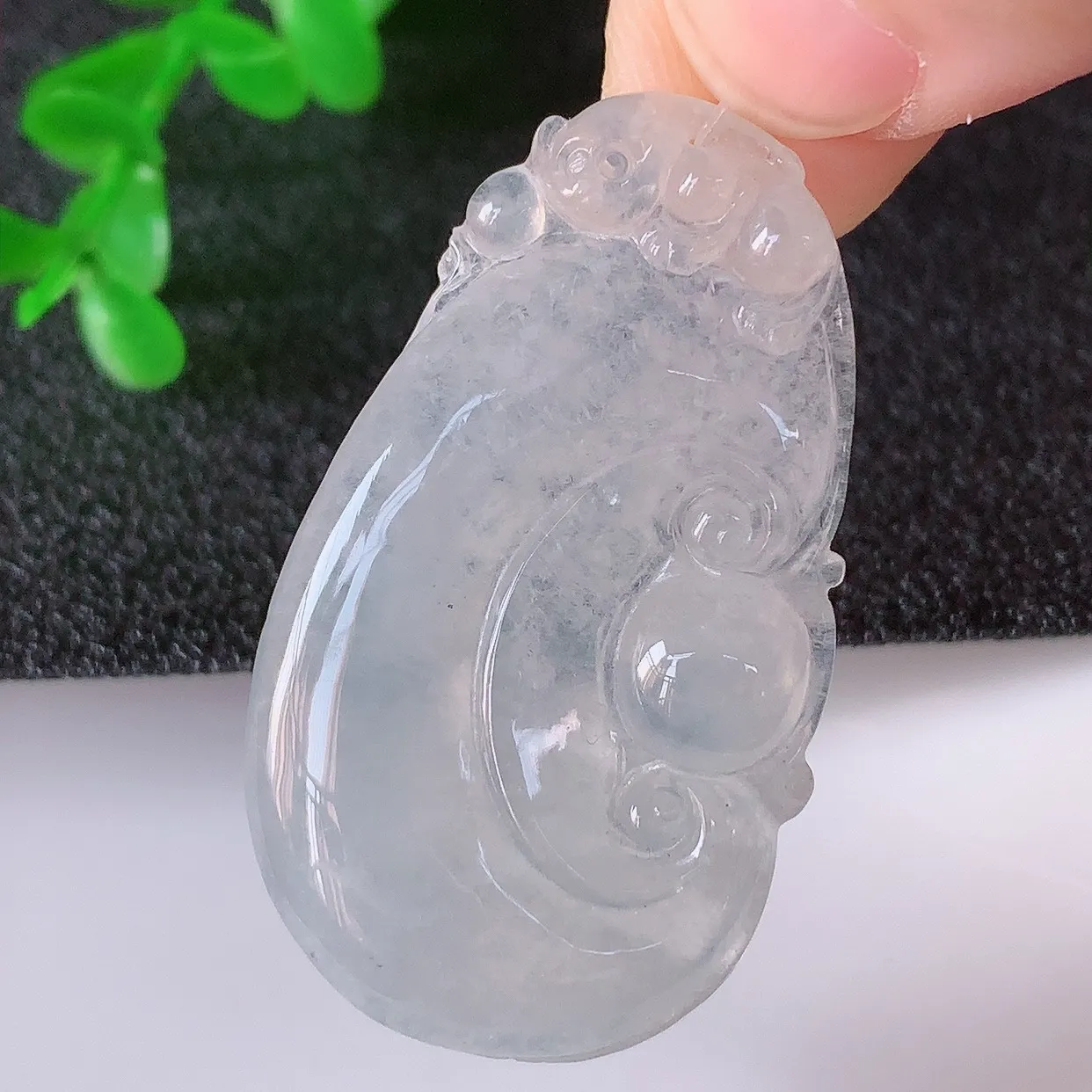 自然光实拍，冰种翡翠如意吊坠，翡翠如意，上身效果非常美，饱满大气，工艺美，万事如意，如意一生 #49.24