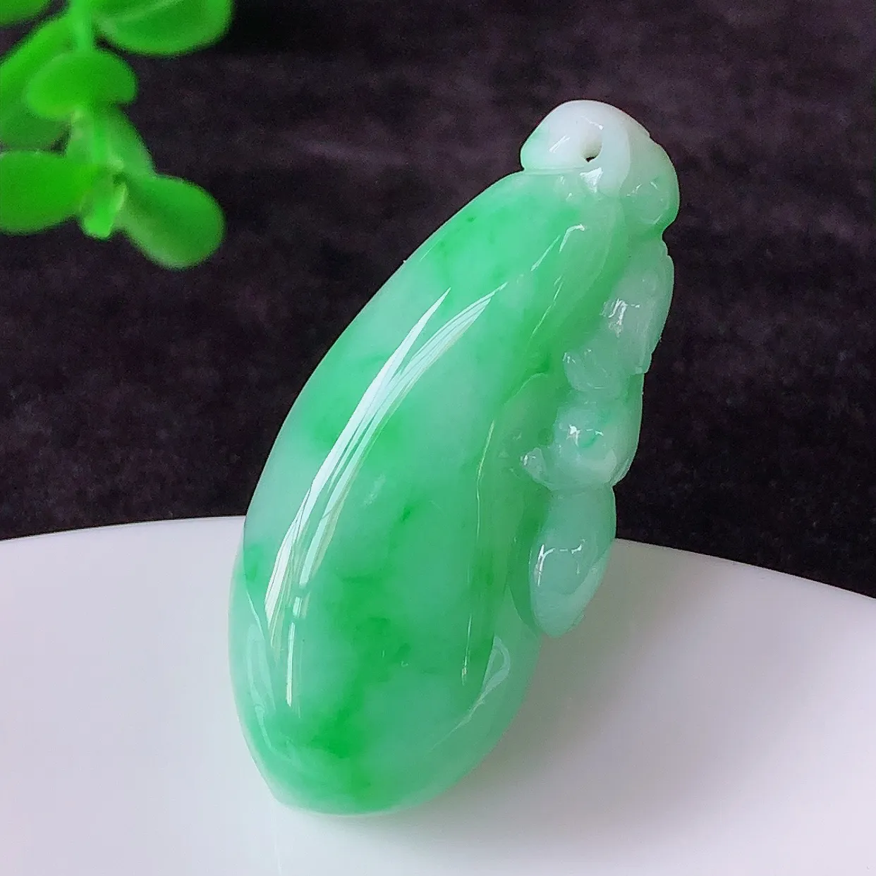 自然光实拍，冰润冰糯种飘阳绿翡翠招财福瓜吊坠，翡翠福瓜招财瓜，冰润且起胶感，佩戴效果优雅迷人！#05.24