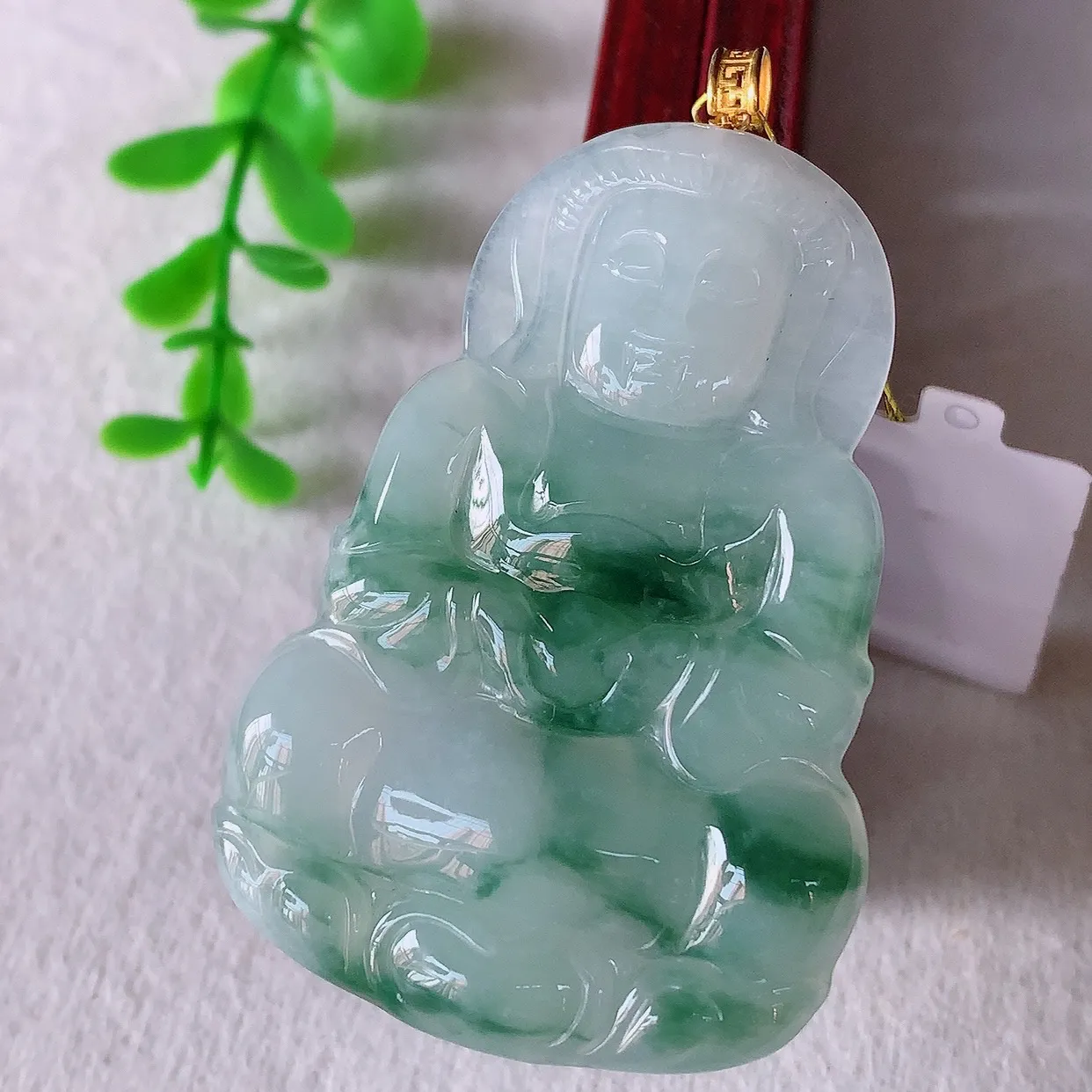 自然光实拍，18K金镶嵌大件冰飘花翡翠观音吊坠，赐福翡翠观音，翠色迷人，观音面相端庄，佩戴时尚出众！#35.24整体59*裸石52.6*36*5