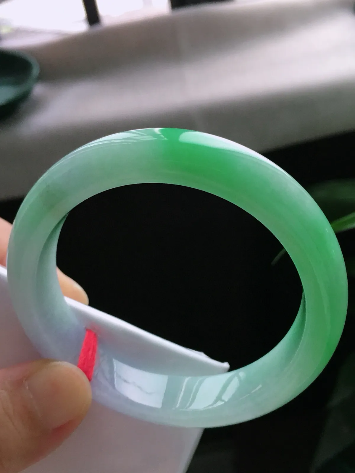 圈口57.3，正圈手镯，玉质冰润细腻，色泽鲜艳，尺寸57.3-13.2-8.6mm