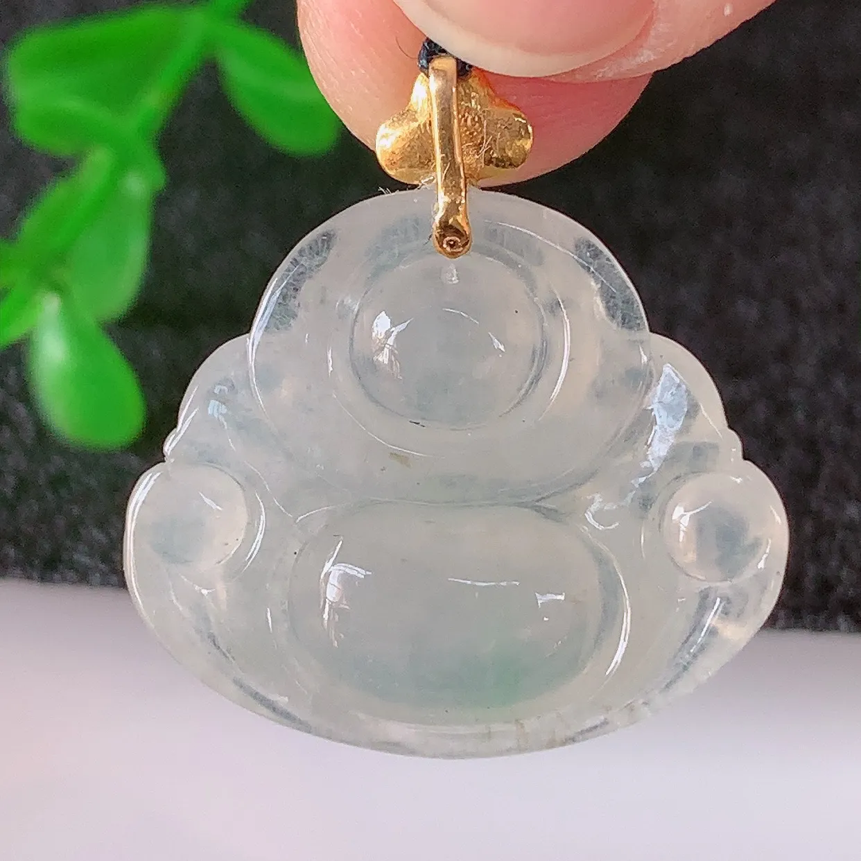 自然光实拍，18K金镶嵌冰种飘绿翡翠佛公吊坠，冰透饱满， 佛公亦保平安，寓意有福（佛公）相伴，品相佳，配戴优雅迷人！#1.24整体23*裸石18.5*22*5.5