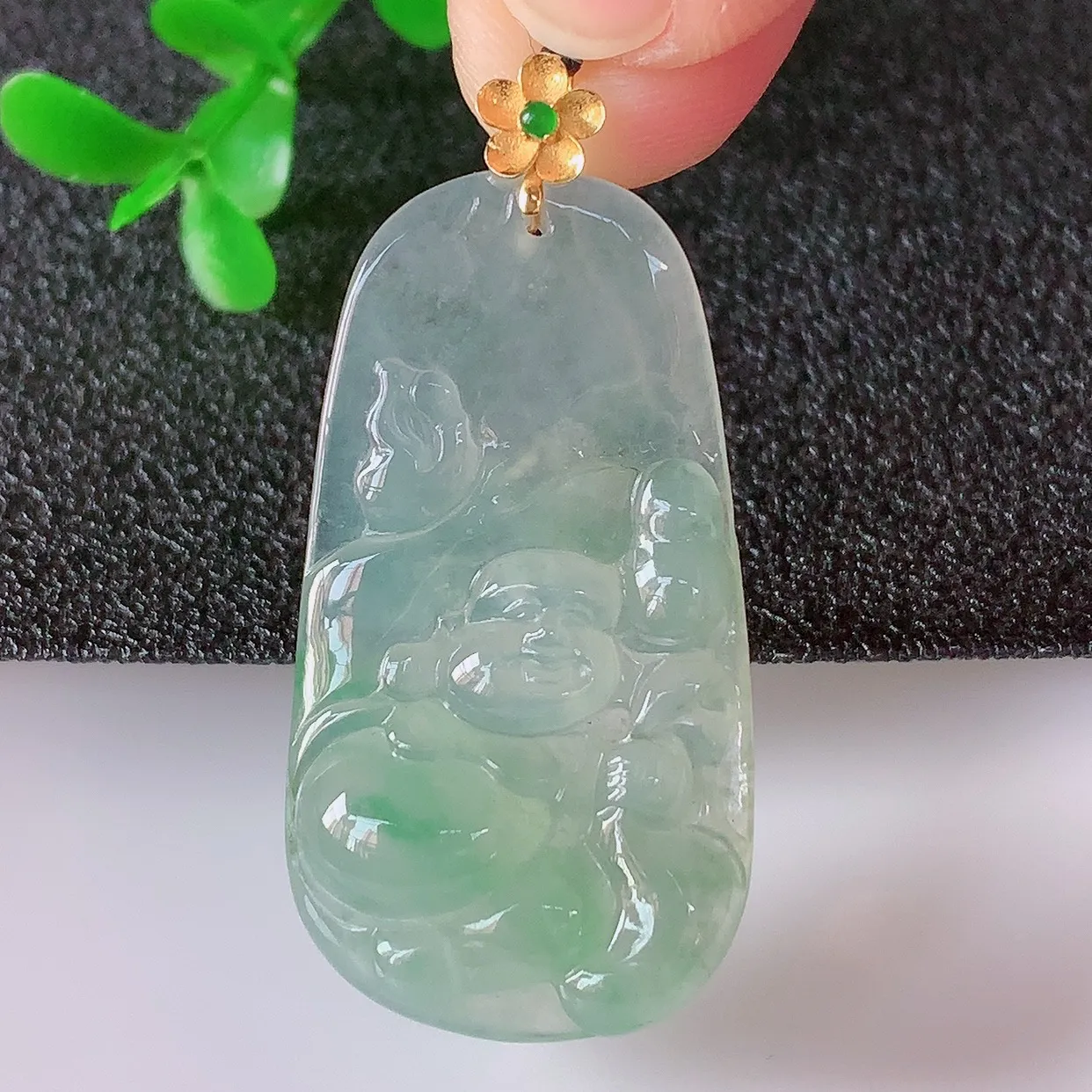 自然光实拍，18K金镶嵌冰种飘绿翡翠冰胶逍遥布袋佛吊坠，代代有钱，水足丰盈，盈满欢喜，配戴送礼佳品！
