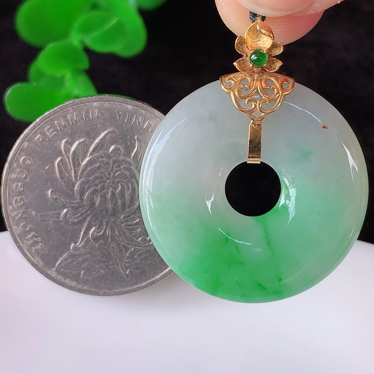 自然光实拍，18K金镶嵌水润冰糯种飘阳绿翡翠平安扣吊坠，翡翠平安扣，冰润光泽，寓意平平安安，平安扣佩戴时尚漂亮！#3.24整体30.8*24.5*4.6裸石24.8*24.8
