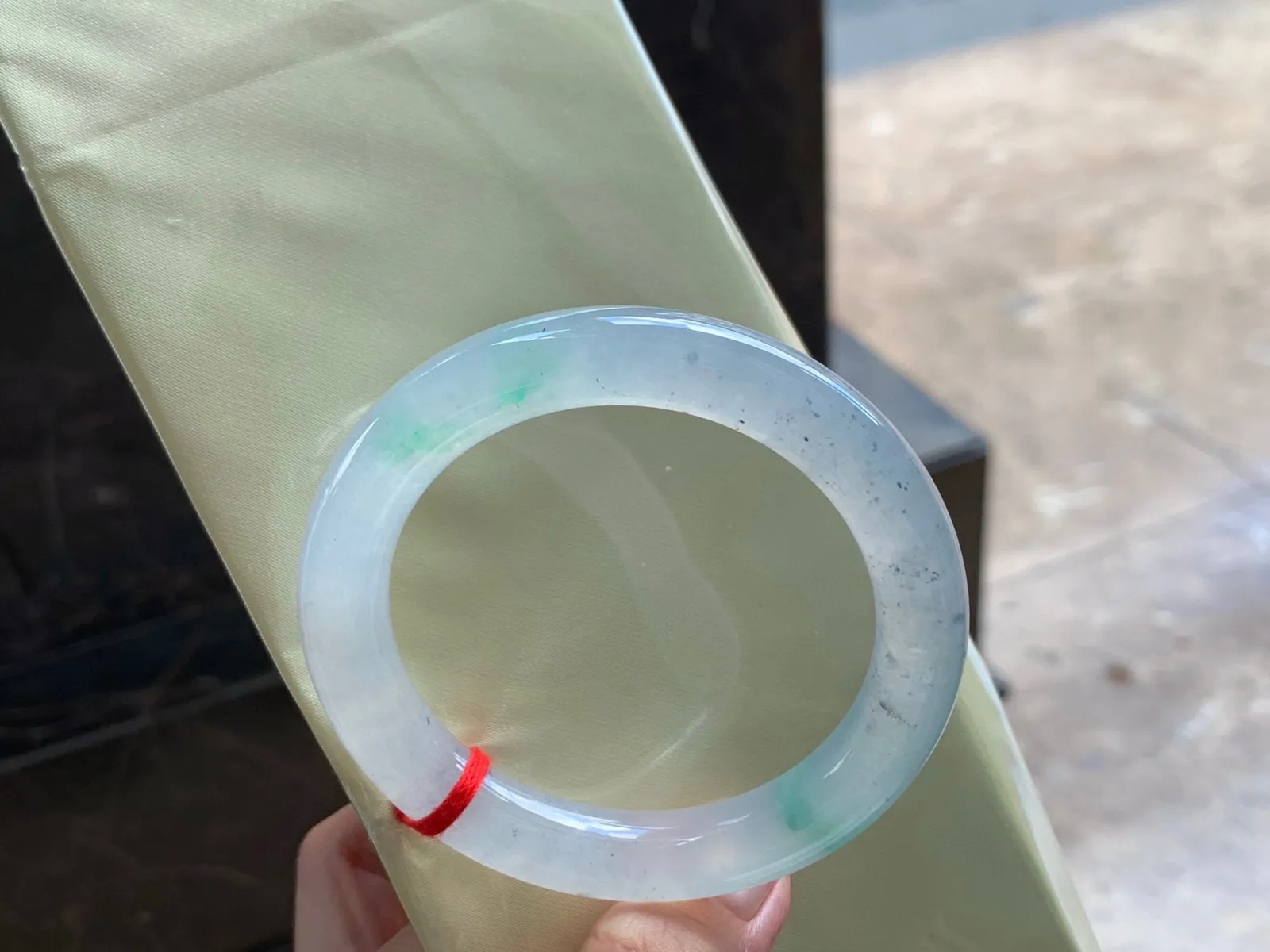 冰乌鸡飘色福镯
种好水足 53.8/10.5mm