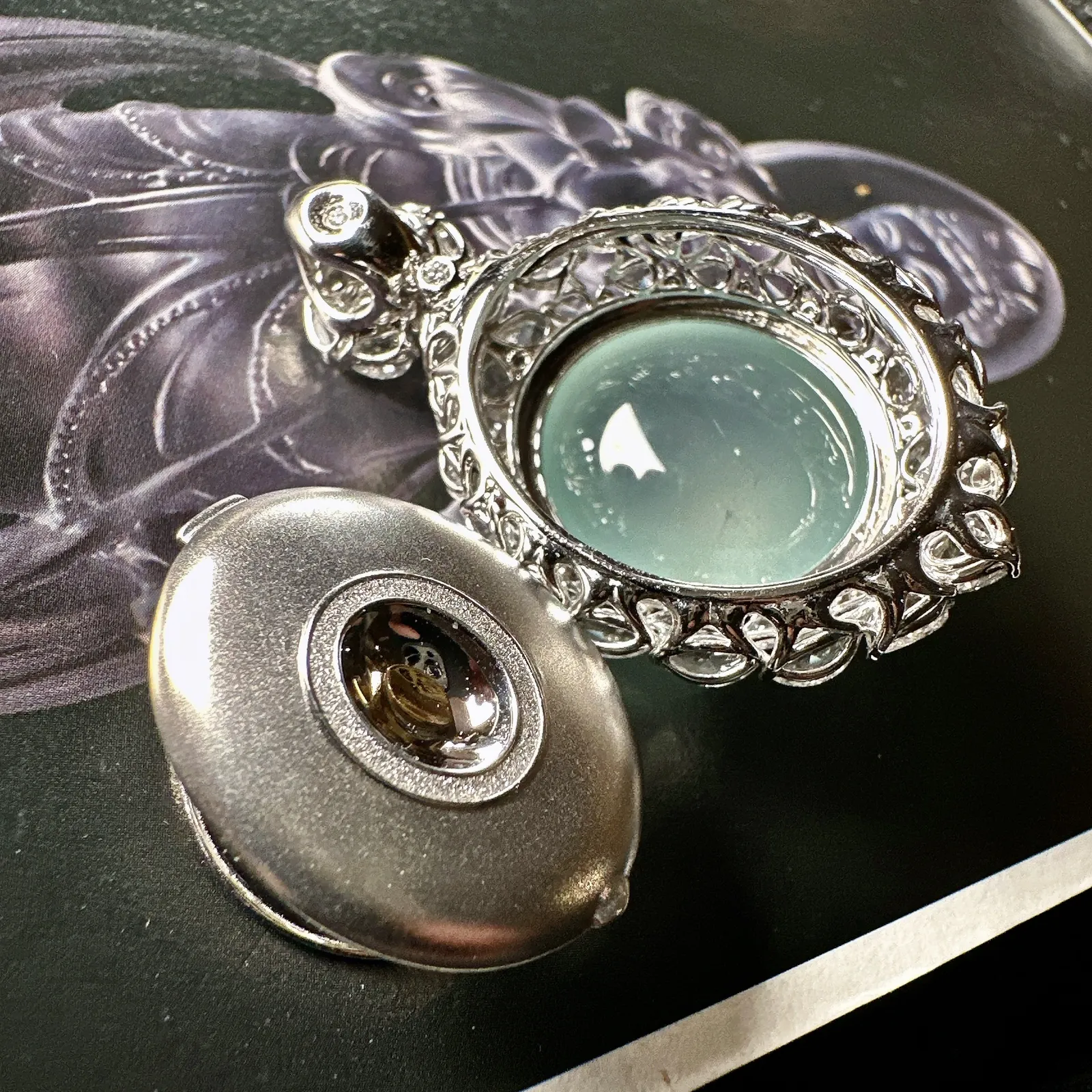 【玻璃种天空蓝大蛋面】鸽子蛋，珍藏品，晶莹剔透，起强荧光，冰润动人。18k金钻镶嵌，裸石尺寸20.9*18.8*10.5毫米