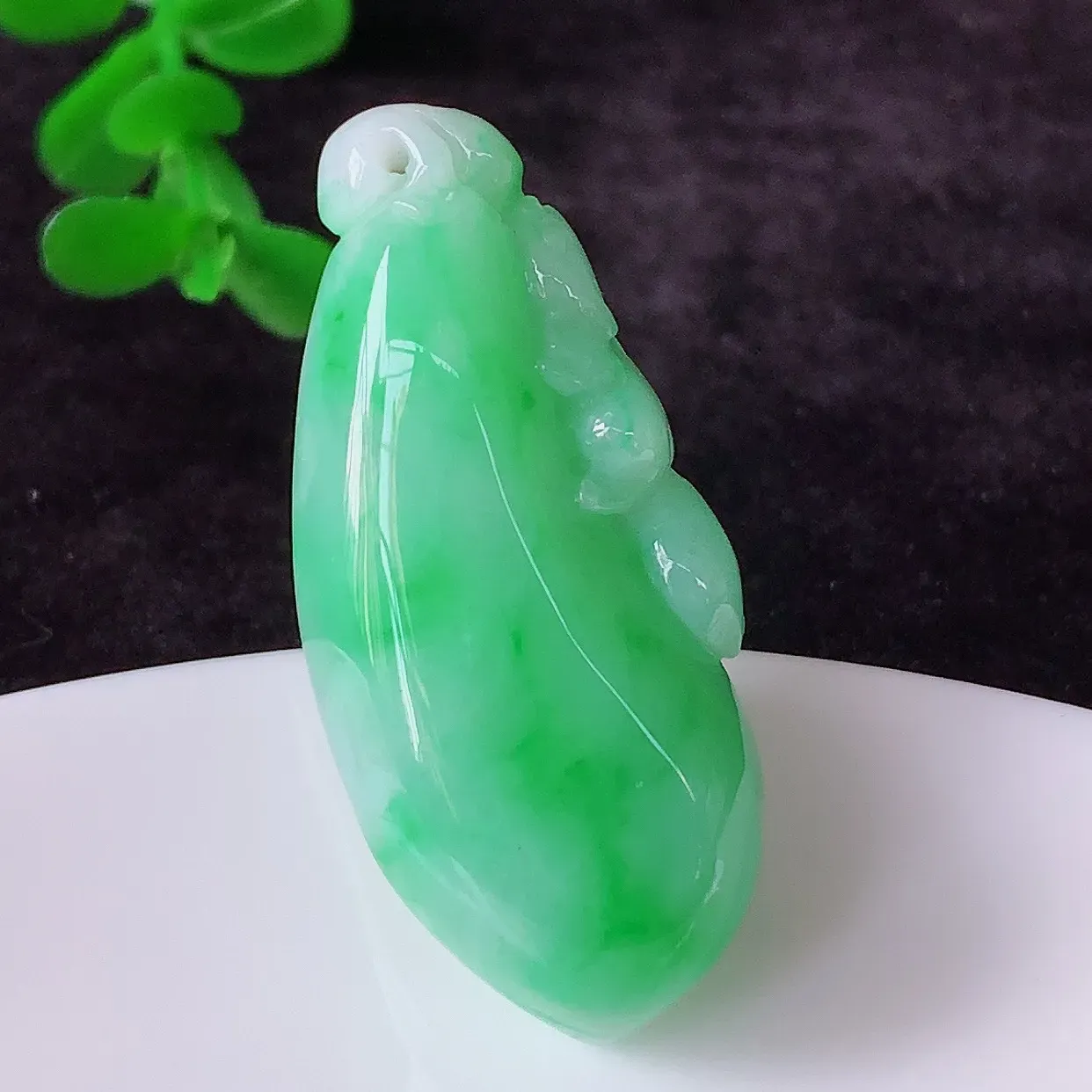 自然光实拍，冰润冰糯种飘阳绿翡翠招财福瓜吊坠，翡翠福瓜招财瓜，冰润且起胶感，佩戴效果优雅迷人！#05.24