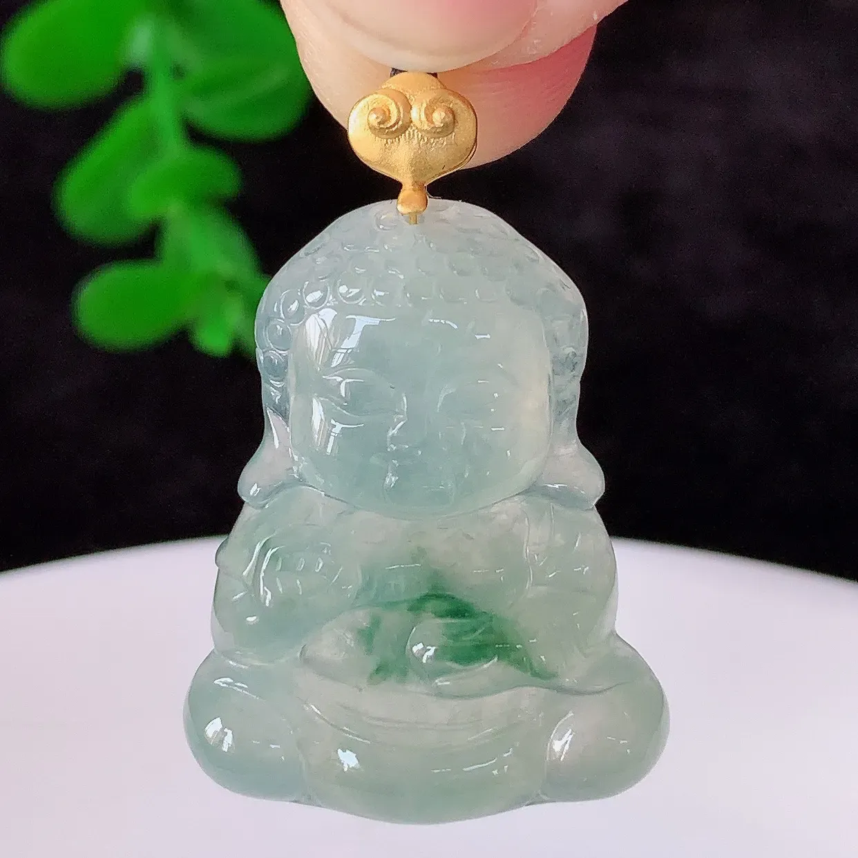 自然光实拍，18k金镶嵌冰种飘花翡翠宝宝佛吊坠，沁人心脾，精致典雅的设计，为佩戴者，增添色彩，送礼自留都是佳品选择！#01.24整体31*裸石25.6*20*6