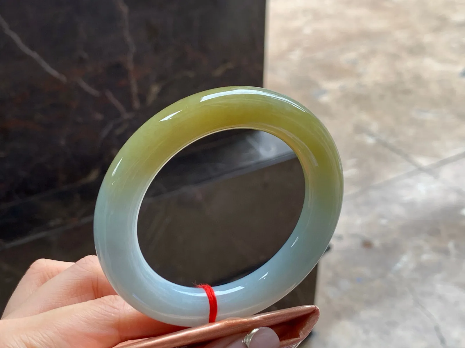 种黄翡福镯
玉质细腻 54.6/11.7mm