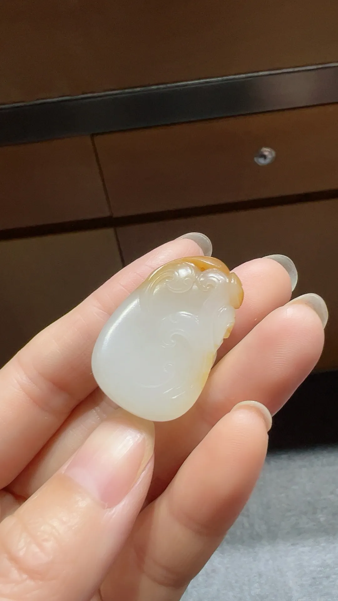 籽料｜红皮财神 大师作品

重11.7克 尺寸32*21*11.5m m