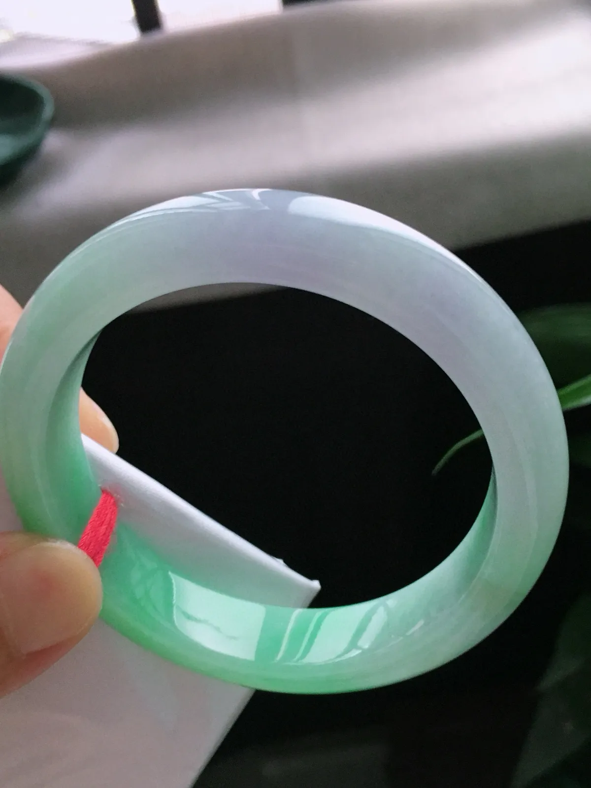 圈口57.3，正圈手镯，玉质冰润细腻，色泽鲜艳，尺寸57.3-13.2-8.6mm