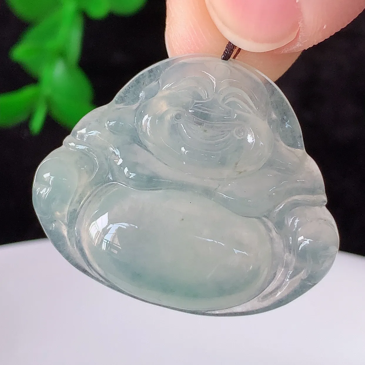 自然光实拍，冰润冰种翡翠佛公吊坠，饱满， 佛公亦保平安，寓意有福（佛公）相伴，配戴优雅迷人！#46.24