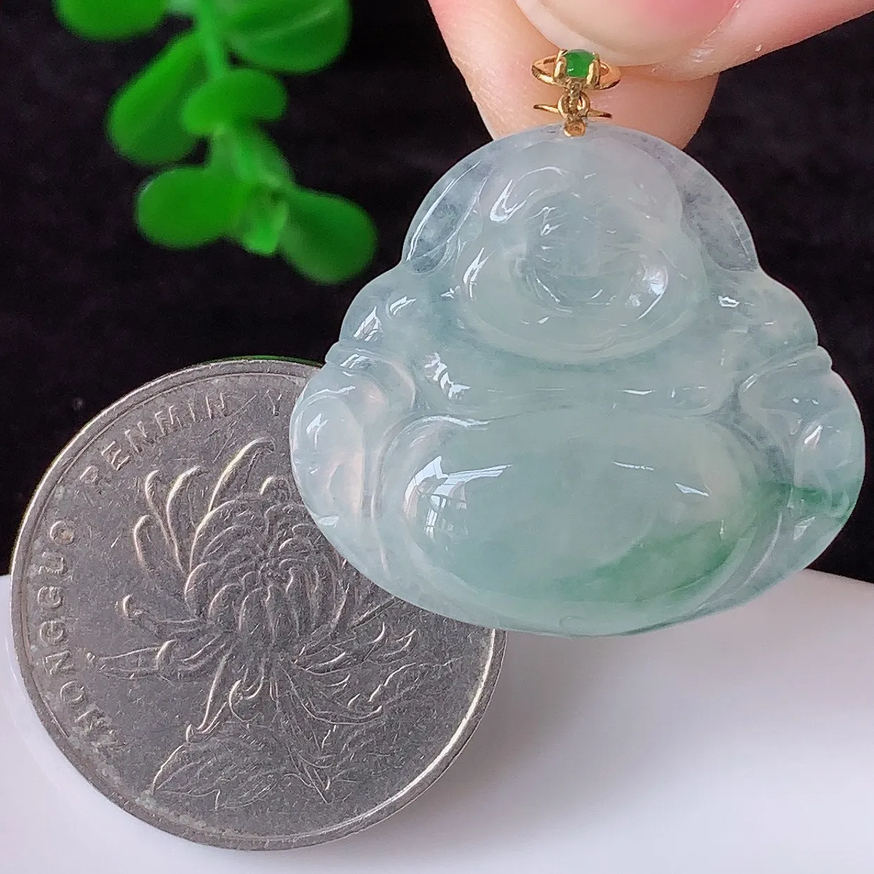 自然光实拍，18K金镶嵌冰种飘花翡翠佛公吊坠，冰透饱满， 佛公亦保平安，寓意有福（佛公）相伴，品相佳，配戴优雅迷人！#00.24