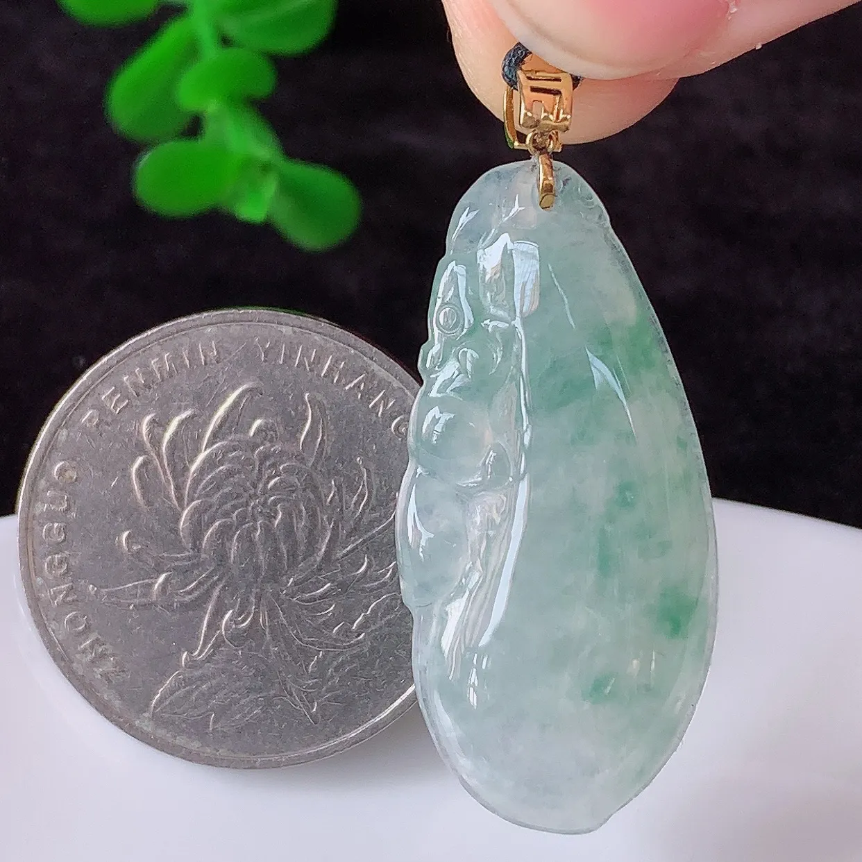 自然光实拍，18K金镶嵌冰润冰种飘花翡翠招财福瓜吊坠，翡翠福瓜招财瓜，冰润且起胶感，佩戴效果优雅迷人！#00.24
