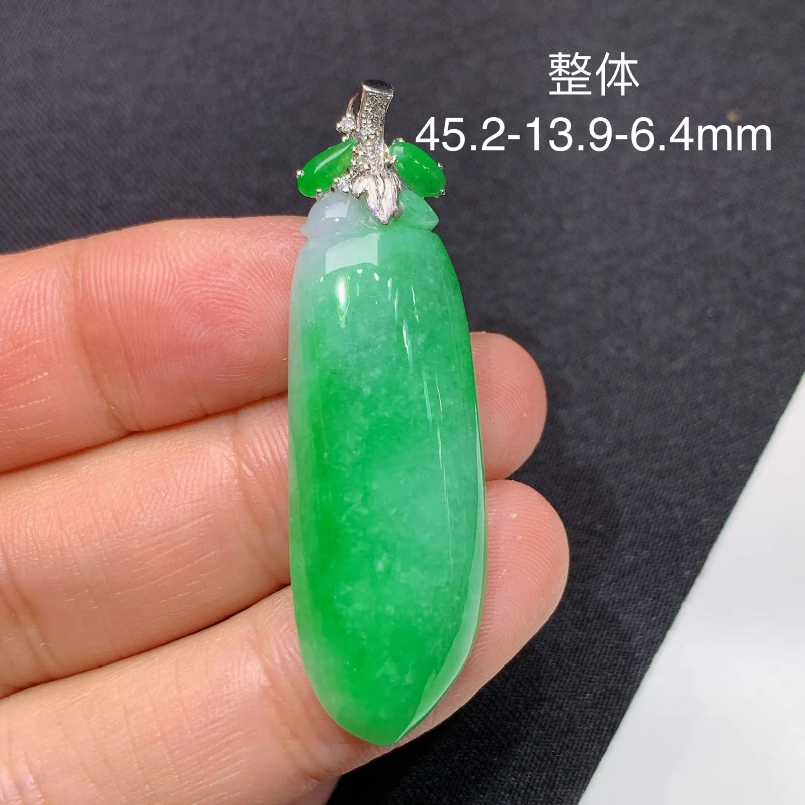 飘绿福瓜吊坠，18k金镶嵌，冰润色阳，玉质细腻，种水足 尺寸45.2*13.9*6.4