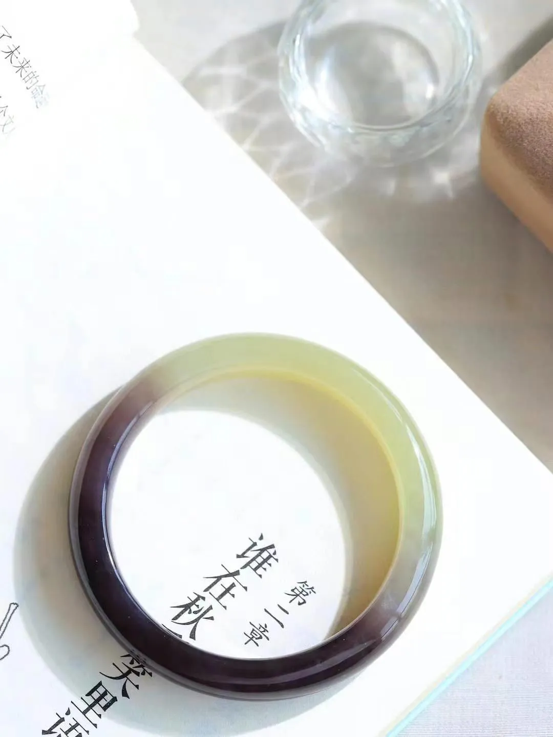 好 【腕间柔情.手镯】   

精品和田玉烟紫晴水双色手镯 玉质温润细腻 油性十足 古朴秀雅 轻抚岁月的栏杆软香温玉，腕间玉镯轻轻晃动，令人情动心间，撷一缕月末的芬芳，把心思铺陈，时光静美，惟有你最温柔。重39克   尺寸53-10.5-8mm  36601255A