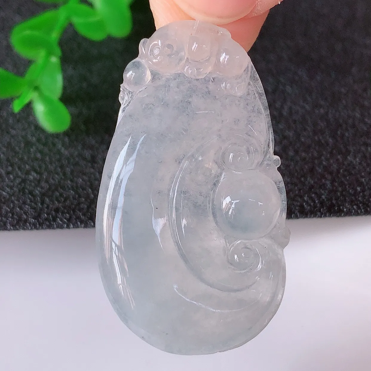 自然光实拍，冰种翡翠如意吊坠，翡翠如意，上身效果非常美，饱满大气，工艺美，万事如意，如意一生 #49.24