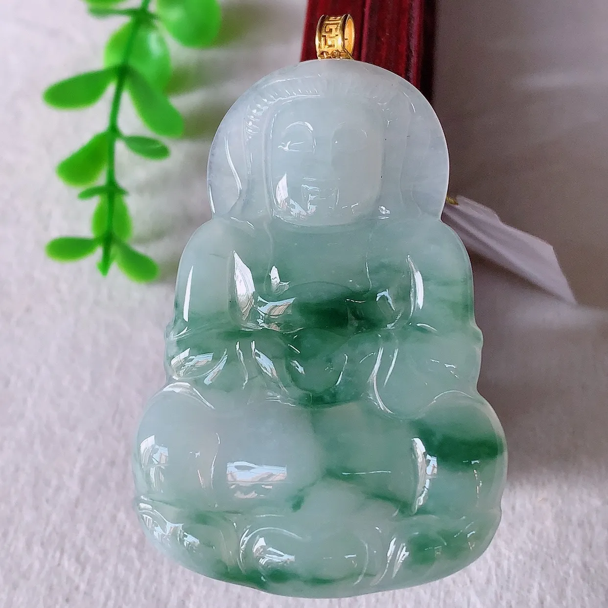 自然光实拍，18K金镶嵌大件冰飘花翡翠观音吊坠，赐福翡翠观音，翠色迷人，观音面相端庄，佩戴时尚出众！#35.24整体59*裸石52.6*36*5