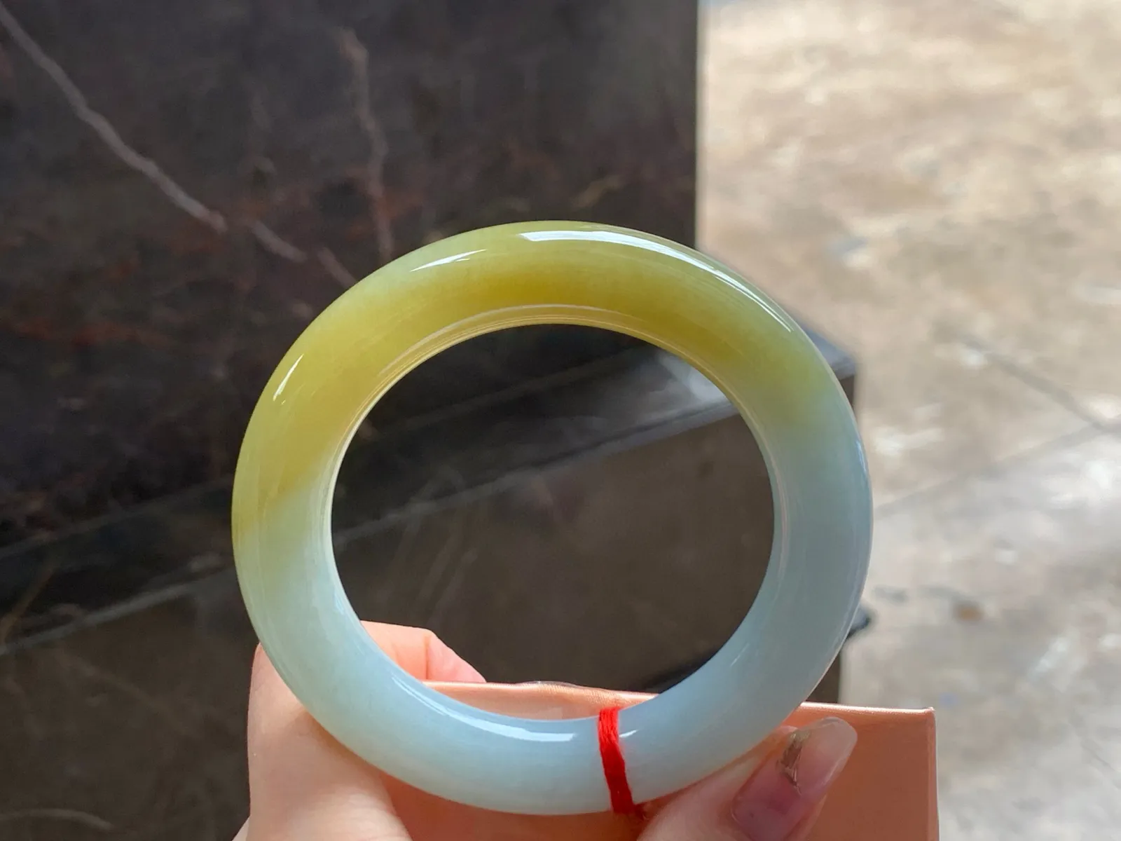 种黄翡福镯
玉质细腻 54.6/11.7mm