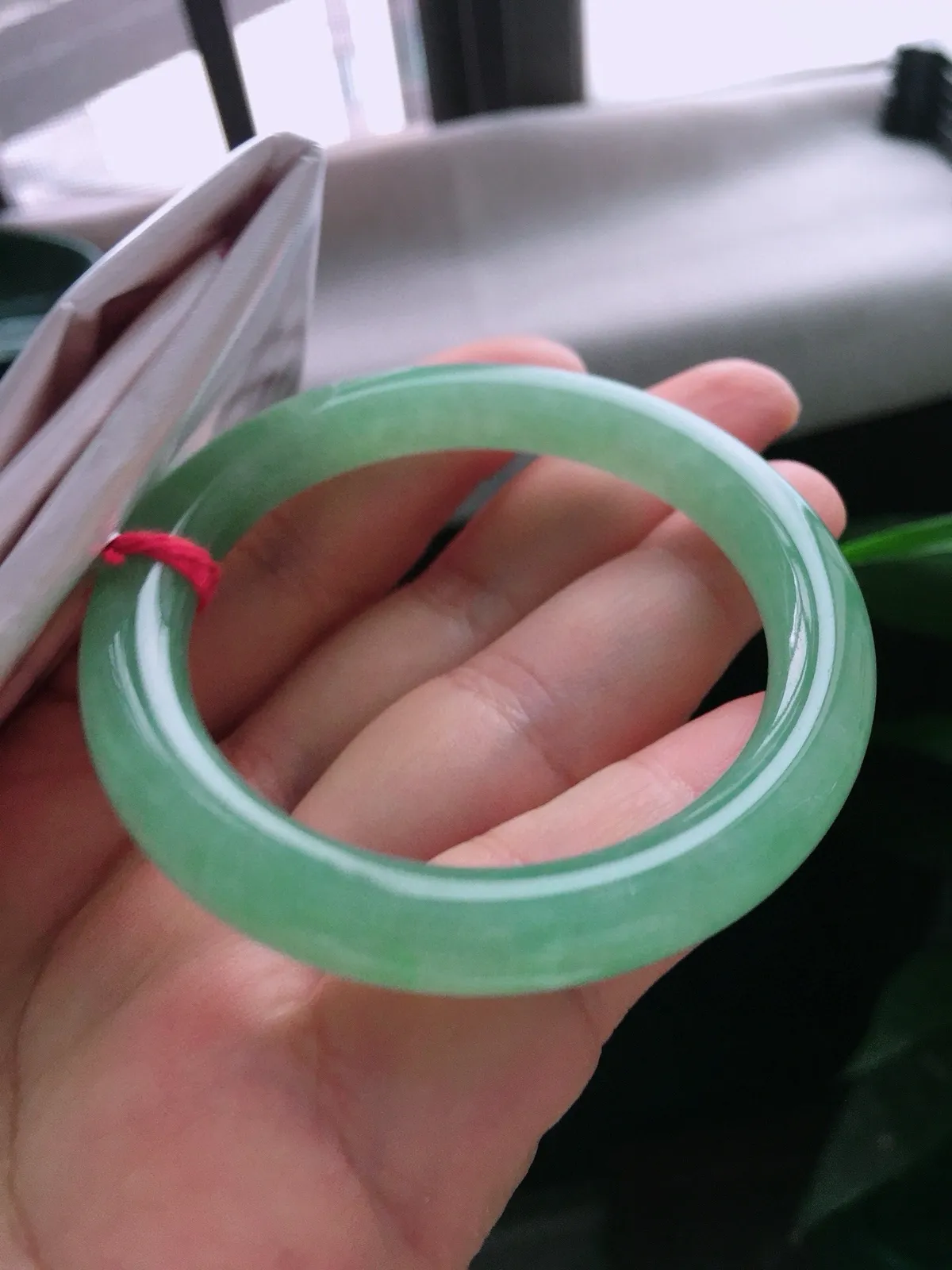 圈口51.3，圆条手镯，小圈口，满绿底，玉质水润细腻，尺寸51.3-9.2-8.4mm
