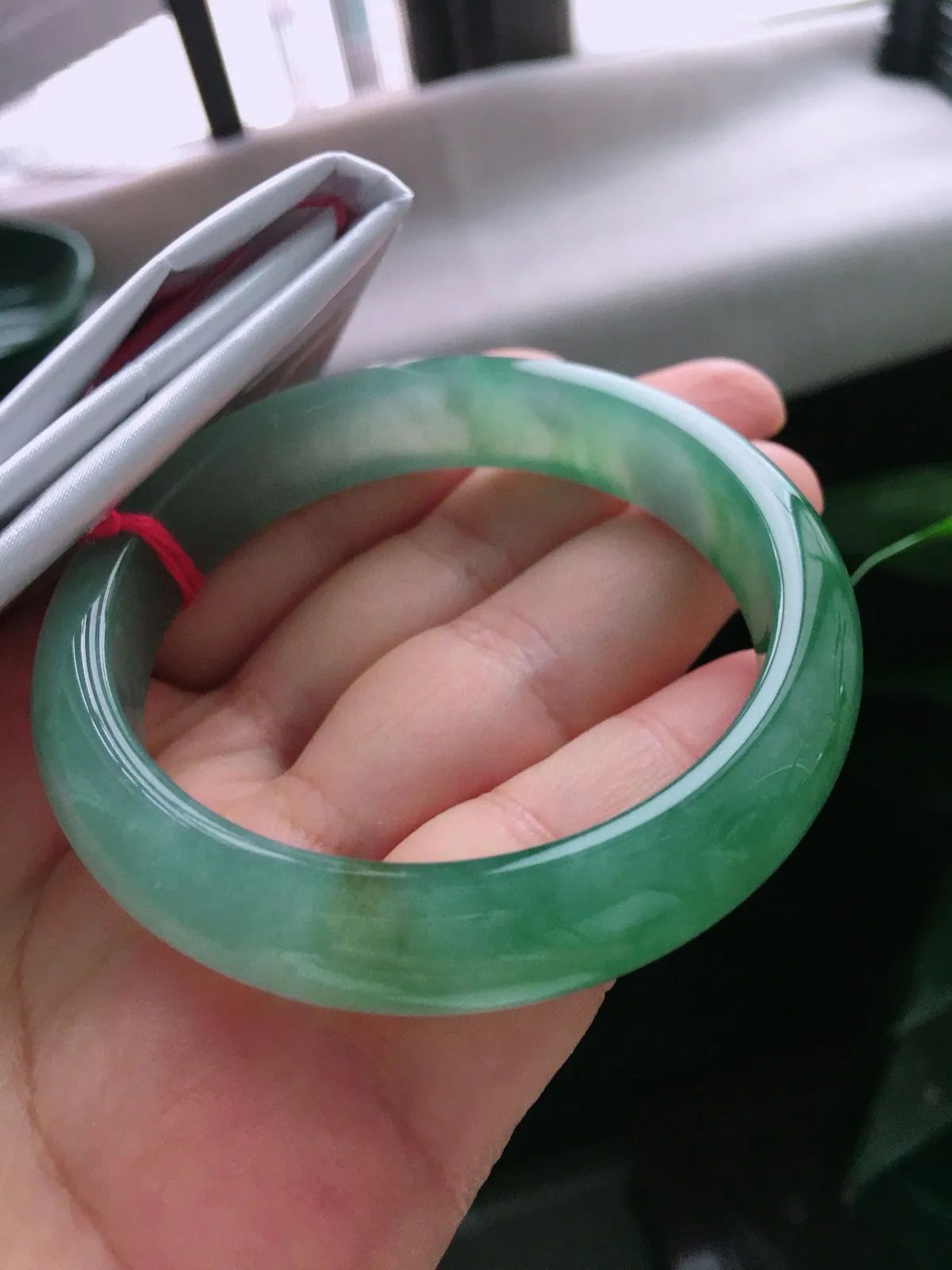 圈口56，正圈手镯，油绿，玉质冰润细腻，尺寸56-13-7.7mm