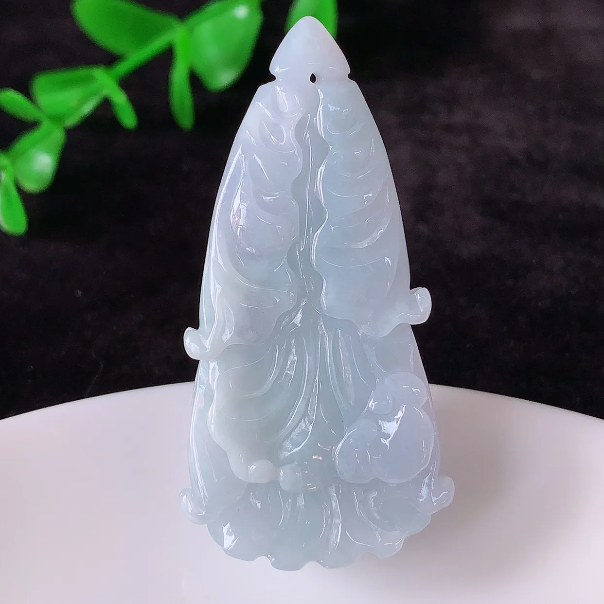 自然光实拍，冰润冰糯种紫罗兰翡翠招百财白菜吊坠，百财聚来，财源滚滚，色泽鲜艳，精工水润的白菜，性价比高！#41.24