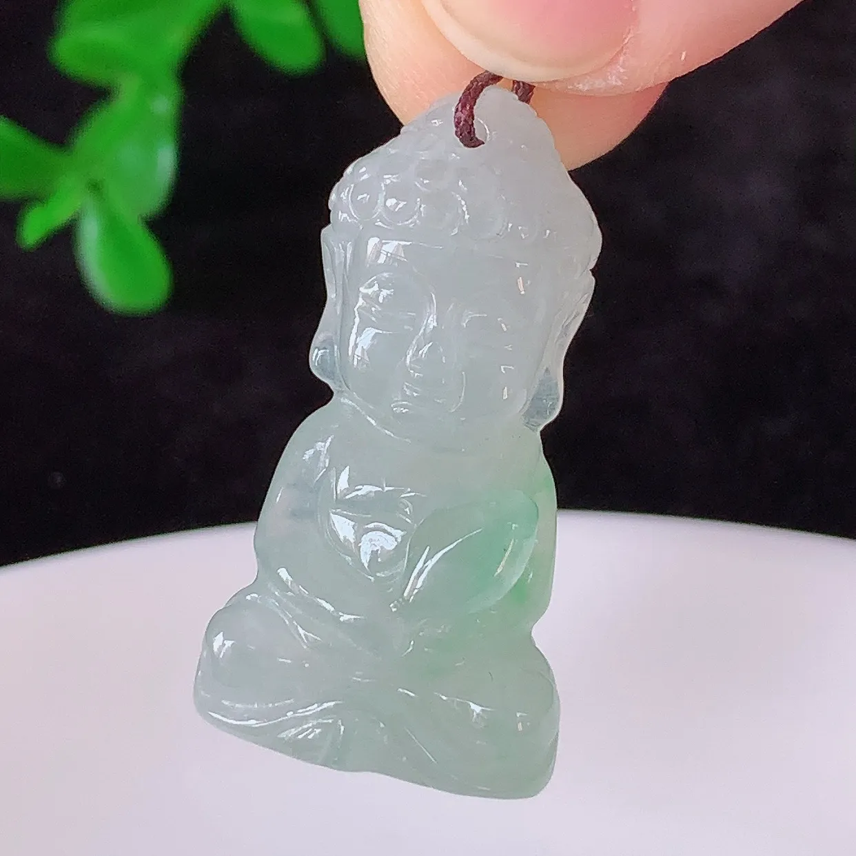 自然光实拍，冰润冰飘绿翡翠宝宝佛吊坠，种老水足，翠色灵动，寓意美好，佩戴时尚出众！#57.24