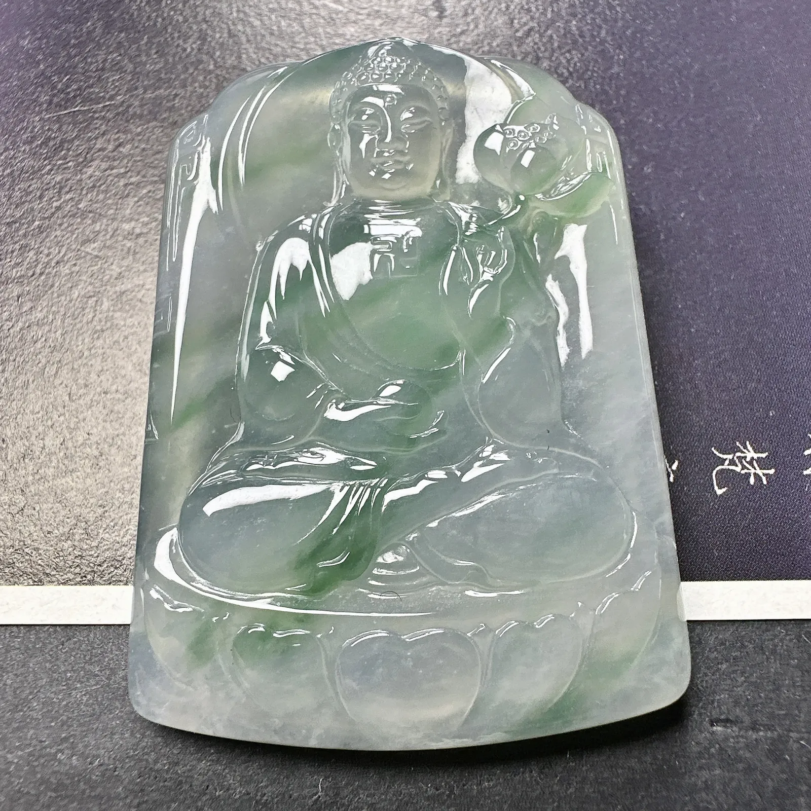 【冰种飘花大日如来佛牌】质地细腻，通透度上佳，冰感十足。
