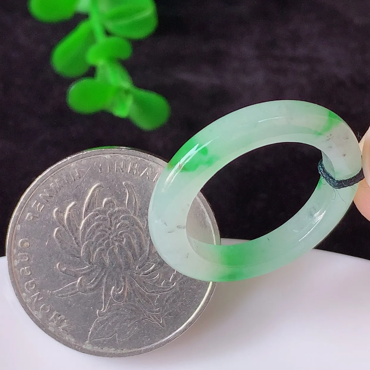 自然光实拍，冰润冰飘阳绿17.5mm内径翡翠指环，玉戒指，玉质莹润，好精美好冰润的指环，15圈口，上手纤巧！#00.24