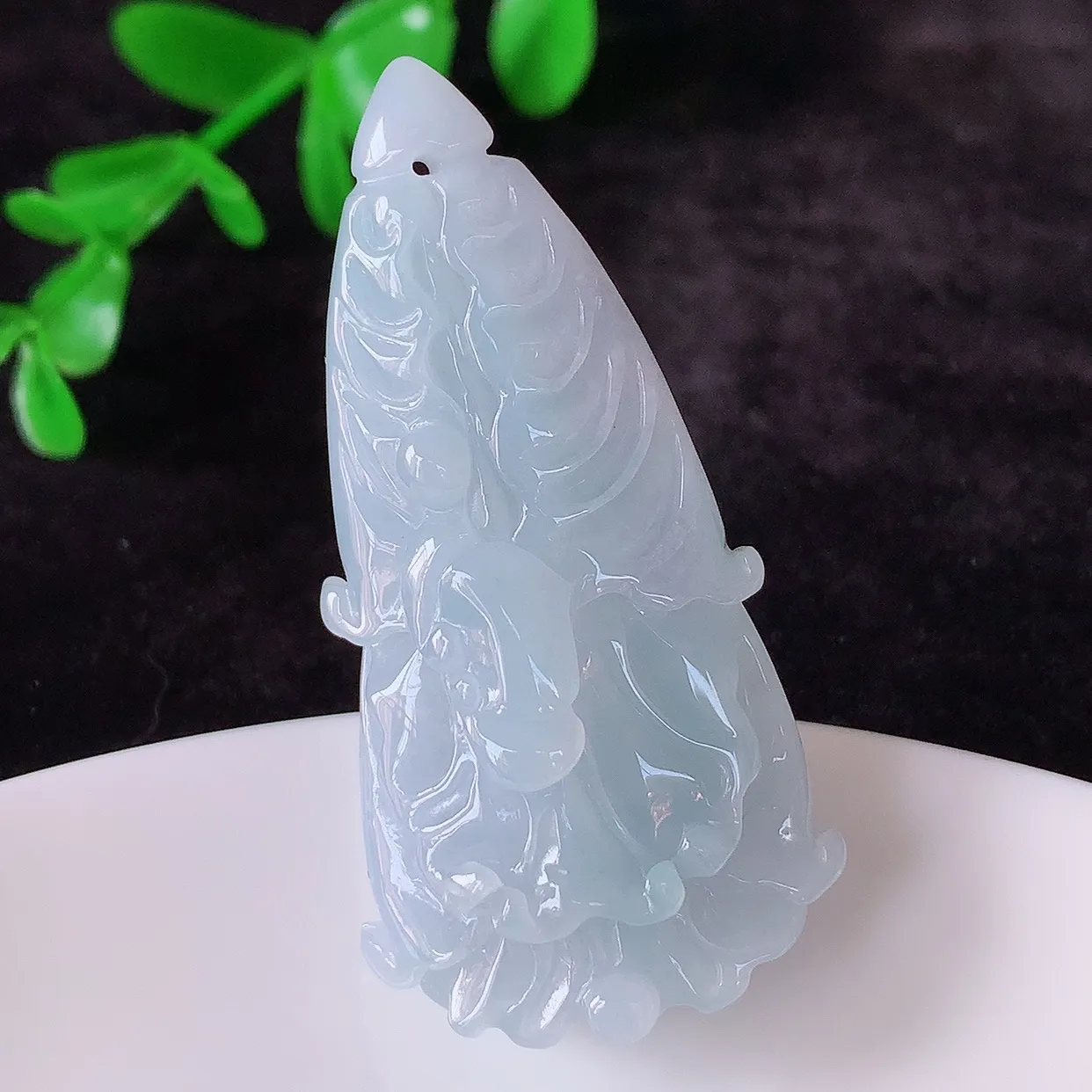 自然光实拍，冰润冰糯种紫罗兰翡翠招百财白菜吊坠，百财聚来，财源滚滚，色泽鲜艳，精工水润的白菜，性价比高！#41.24
