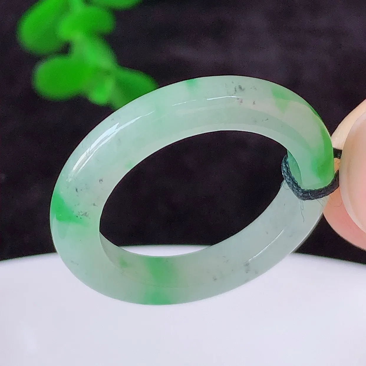 自然光实拍，冰润冰飘阳绿17.5mm内径翡翠指环，玉戒指，玉质莹润，好精美好冰润的指环，15圈口，上手纤巧！#00.24