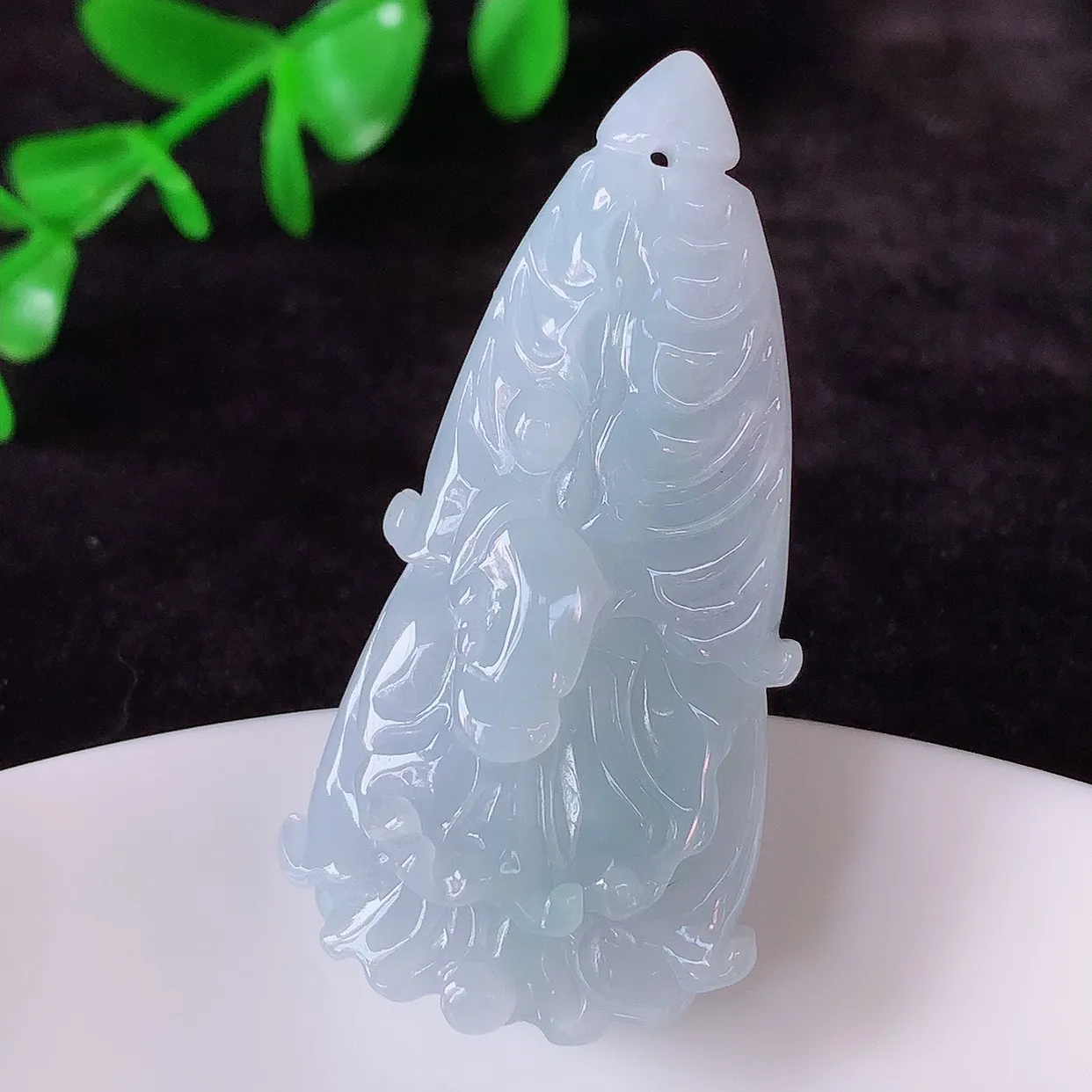 自然光实拍，冰润冰糯种紫罗兰翡翠招百财白菜吊坠，百财聚来，财源滚滚，色泽鲜艳，精工水润的白菜，性价比高！#41.24