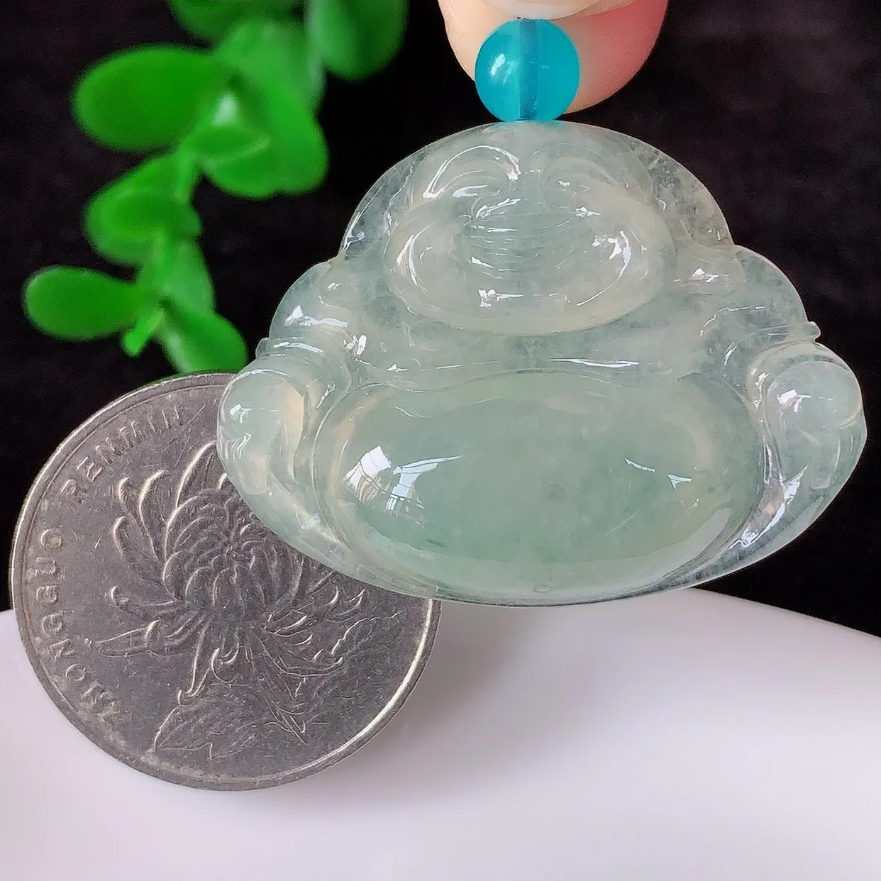 自然光实拍，冰润冰种翡翠佛公吊坠，饱满， 佛公亦保平安，寓意有福（佛公）相伴，配戴优雅迷人！#41.24