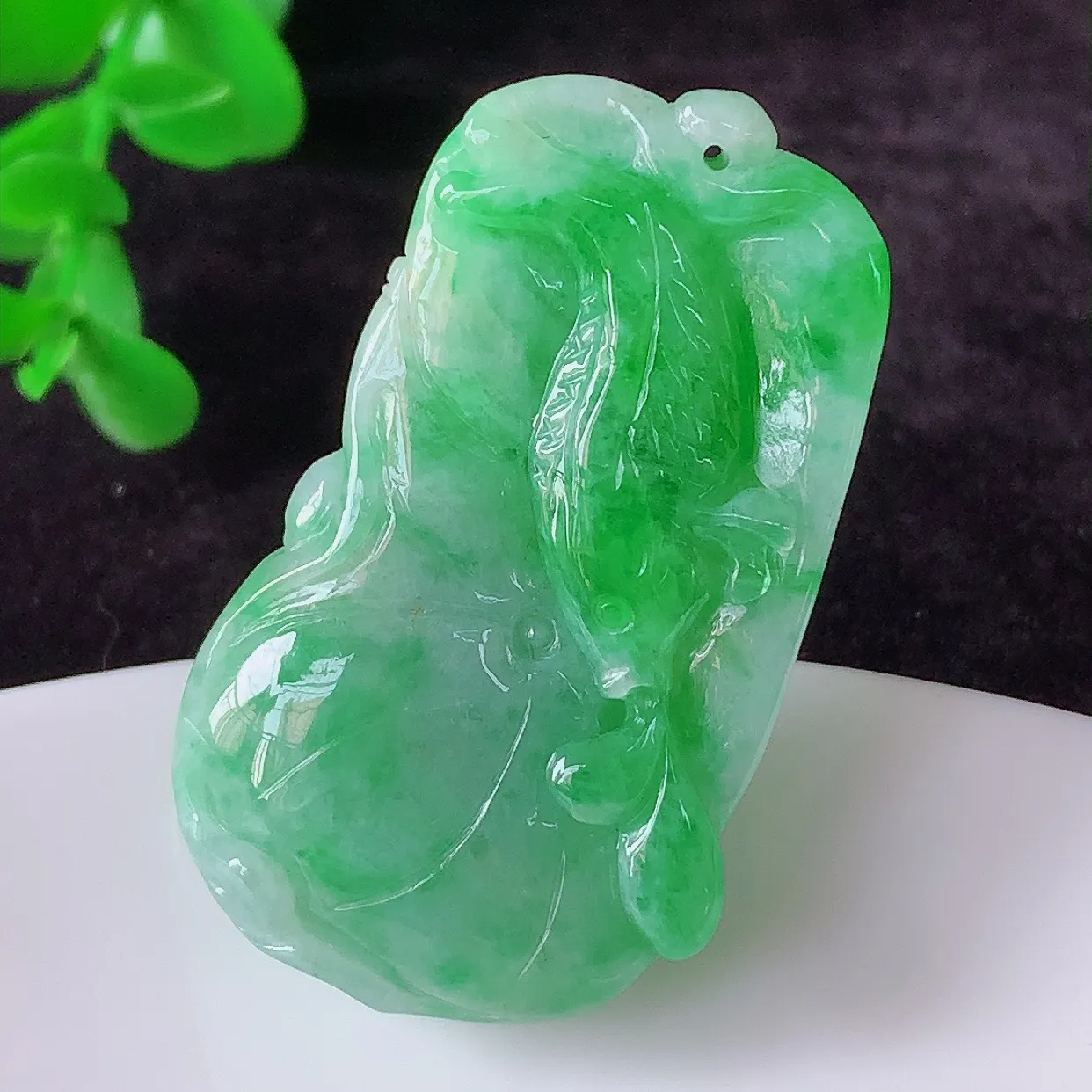 自然光实拍，冰糯种飘阳绿翡翠荷叶鱼、和和美美玉坠，财源广进，自然隐逸、荷本是素不着尘之物，有和美之寓意。#05.24