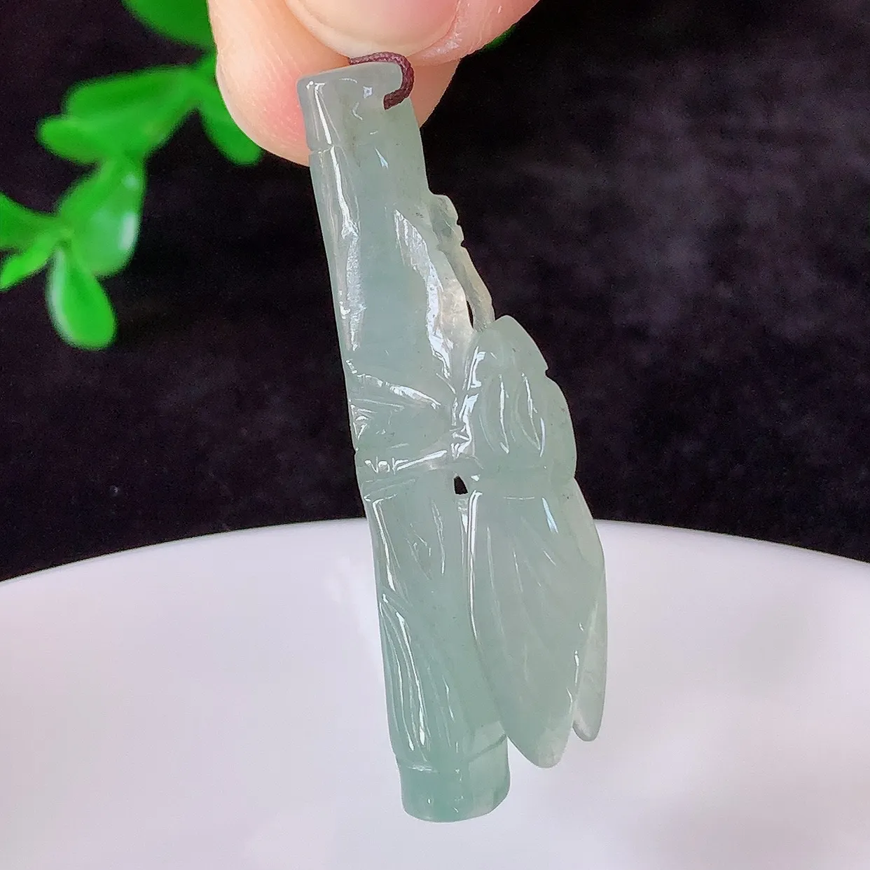 自然光实拍，冰种飘花翡翠一鸣惊人吊坠，节节高竹节玉坠，款式时尚大方，竹节寓意好，佩戴事业，学业节节高升！#60.24