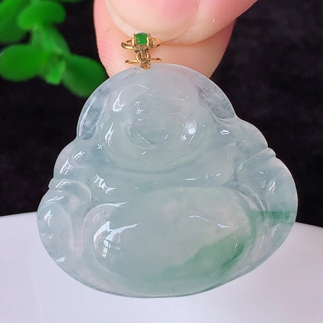自然光实拍，18K金镶嵌冰种飘花翡翠佛公吊坠，冰透饱满， 佛公亦保平安，寓意有福（佛公）相伴，品相佳