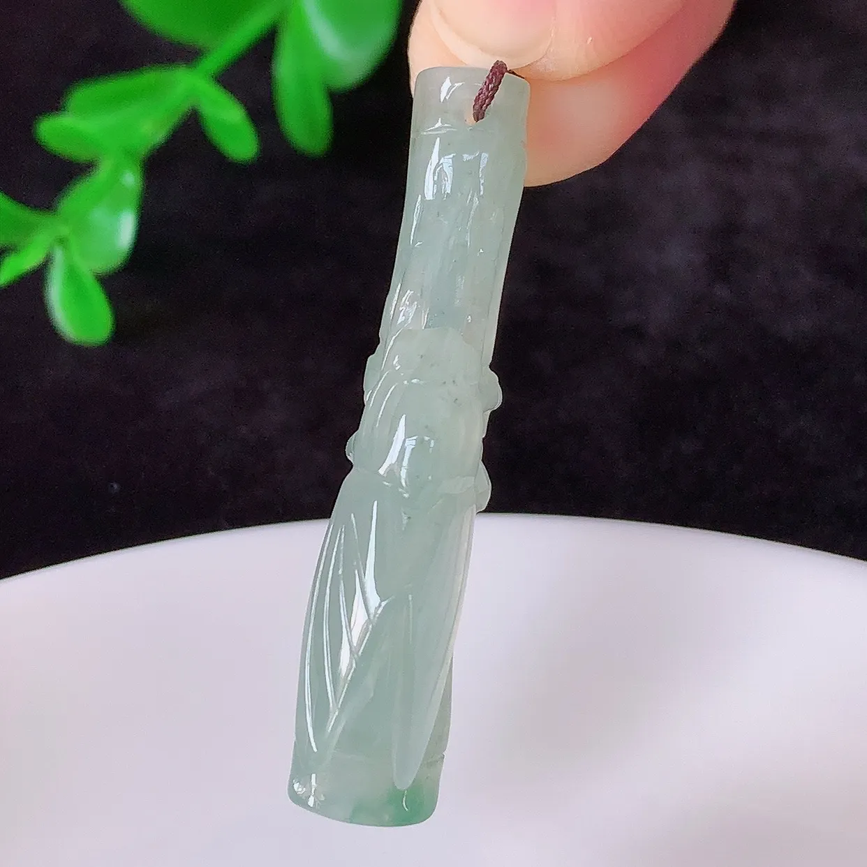 自然光实拍，冰种飘花翡翠一鸣惊人吊坠，节节高竹节玉坠，款式时尚大方，竹节寓意好，佩戴事业，学业节节高升！#60.24